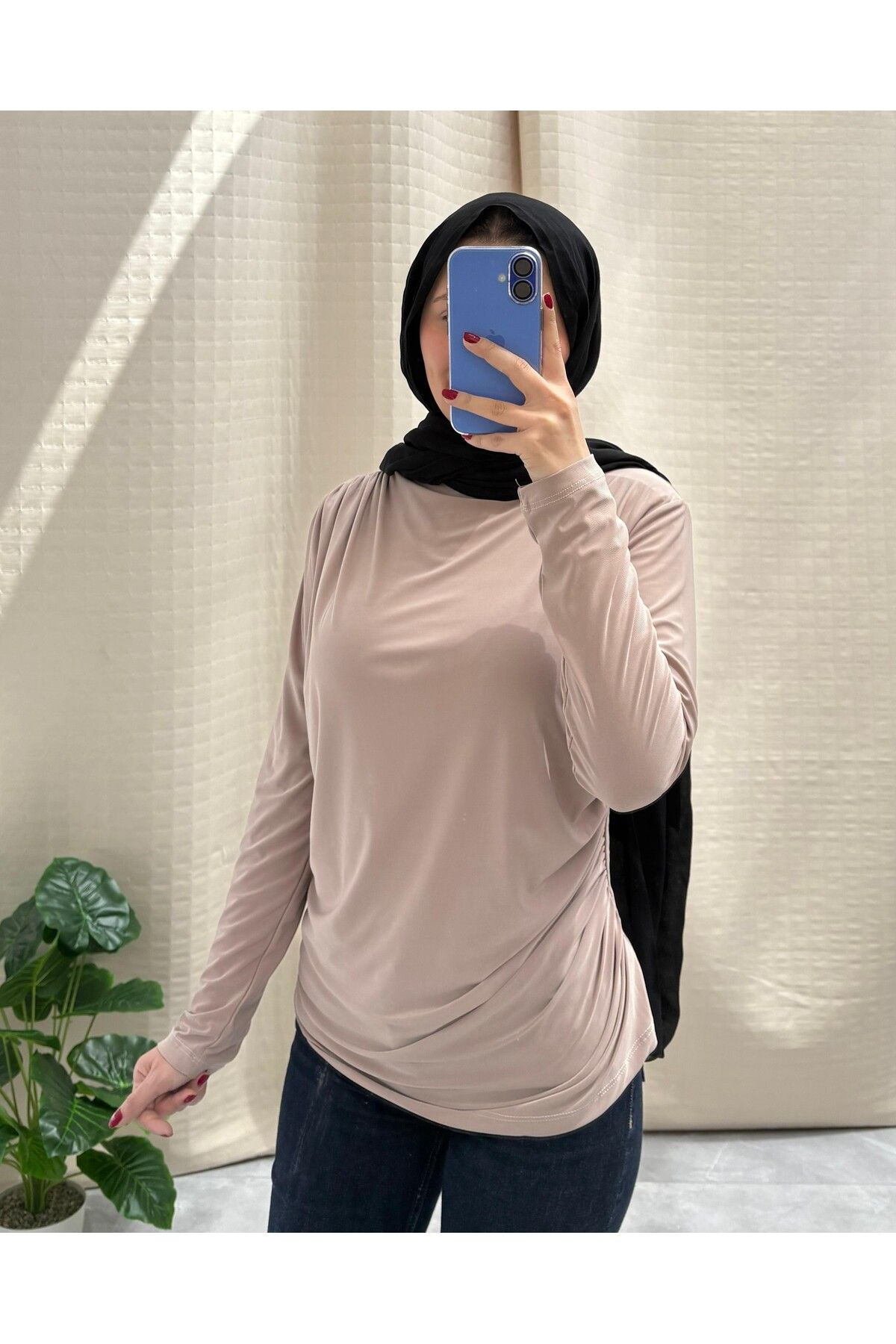 NİSUM MODA OMUZ VE BEL BÜZGÜ DETAYLI SANDY BLUZ