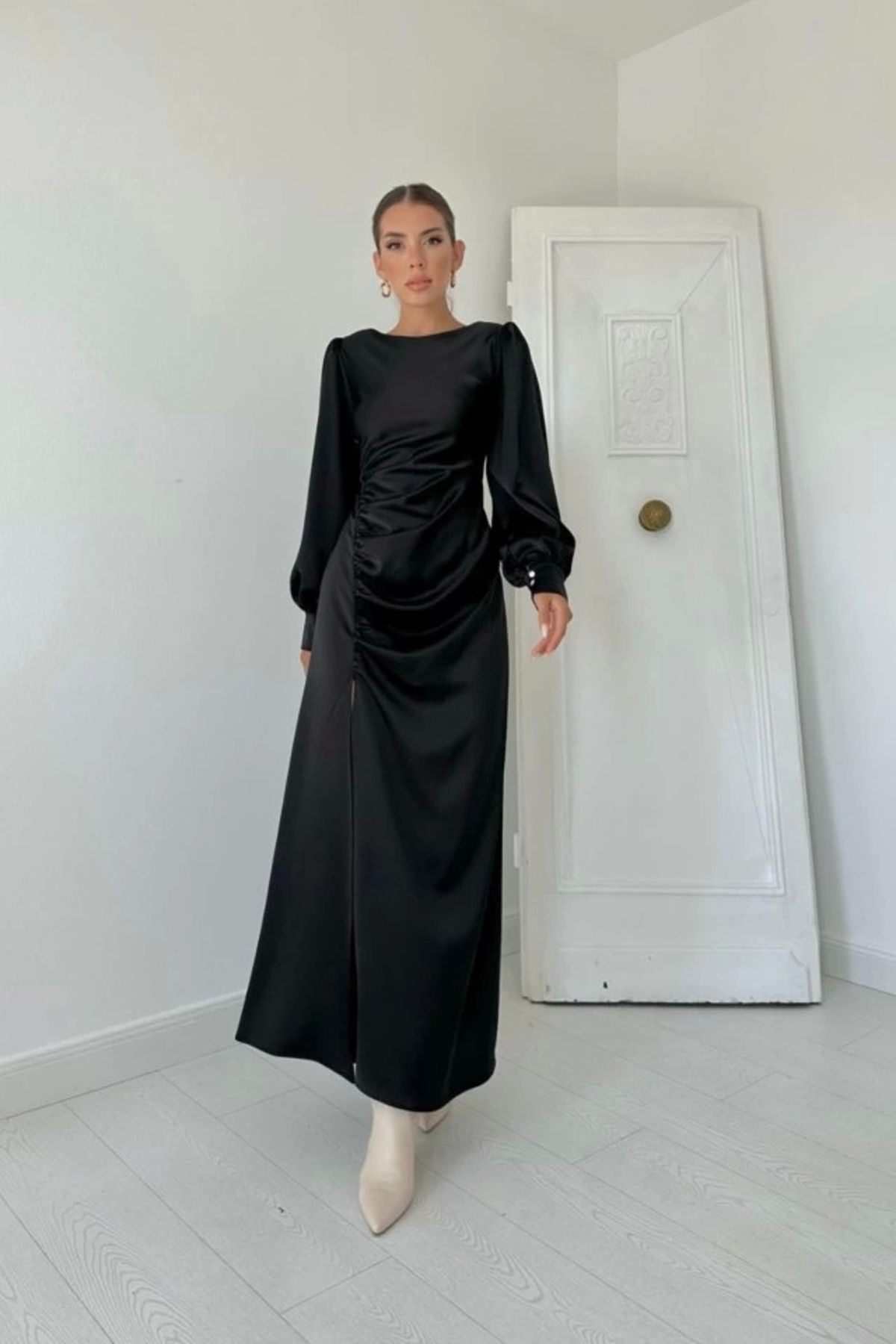 Butik Siyah Yanı Büzgülü Yırtmaçlı Saten Elbise