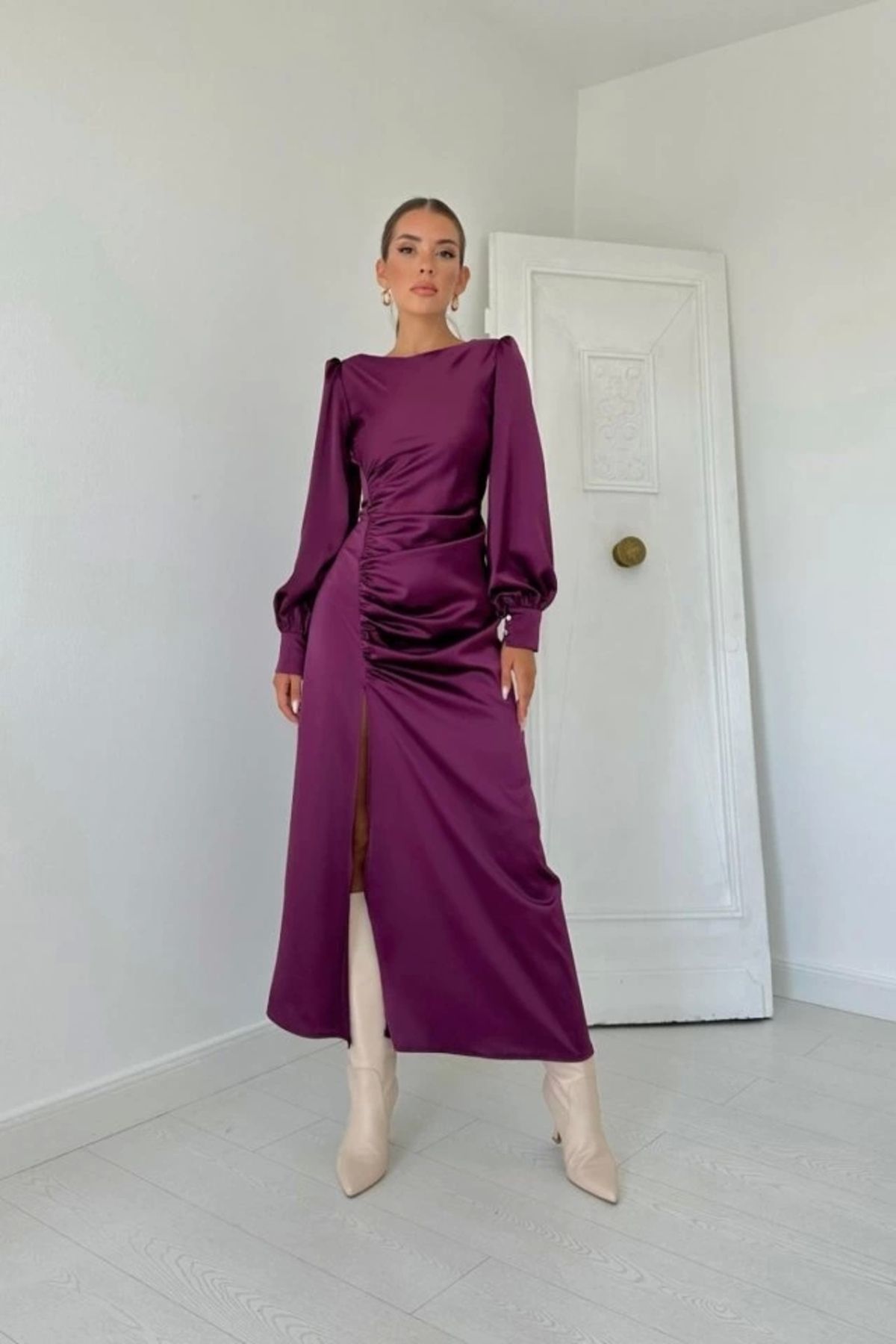 Butik Mor Yanı Büzgülü Yırtmaçlı Saten Elbise