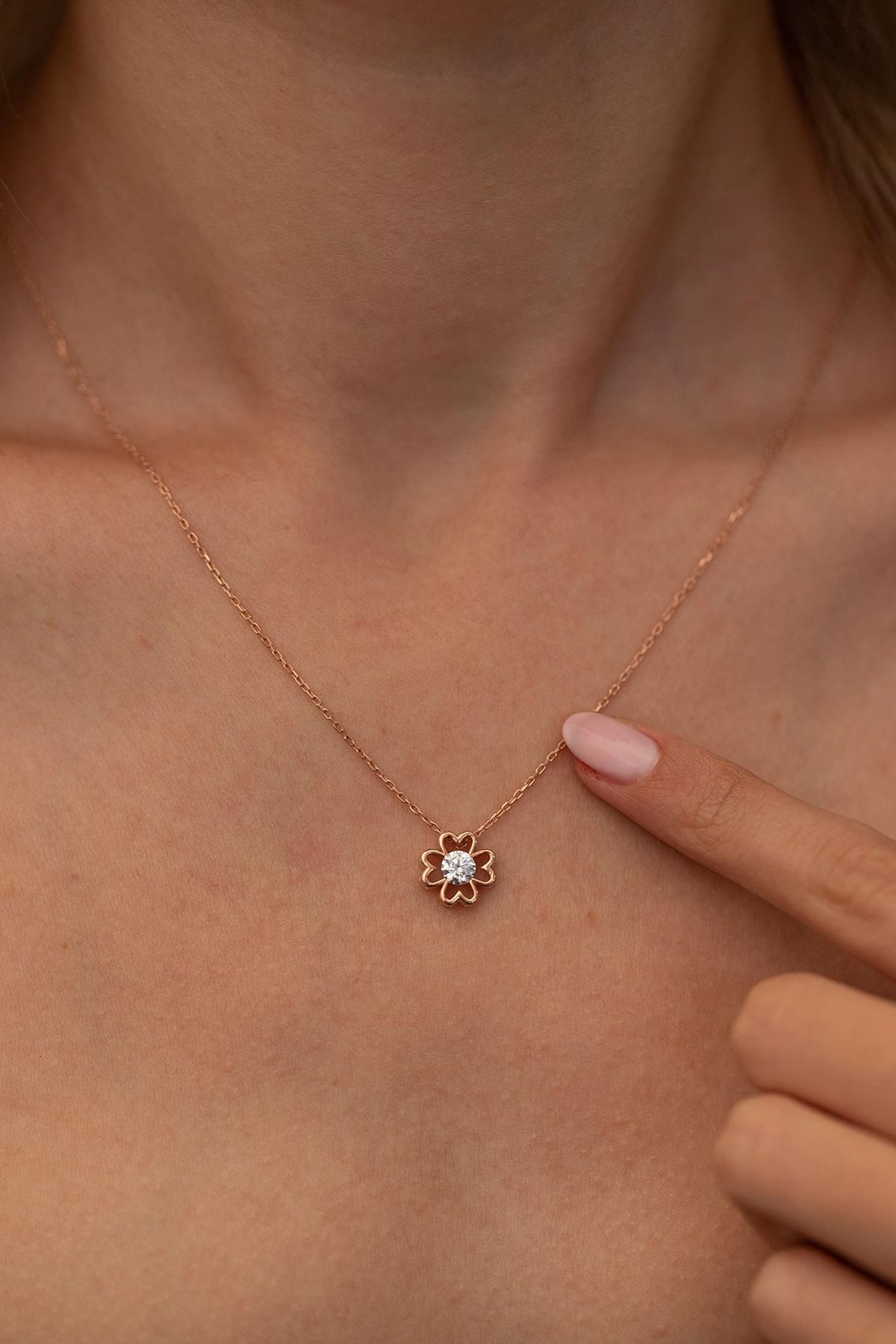 Ninova Silver Yonca Model Rose Kaplama Gümüş Zirconia Kolye