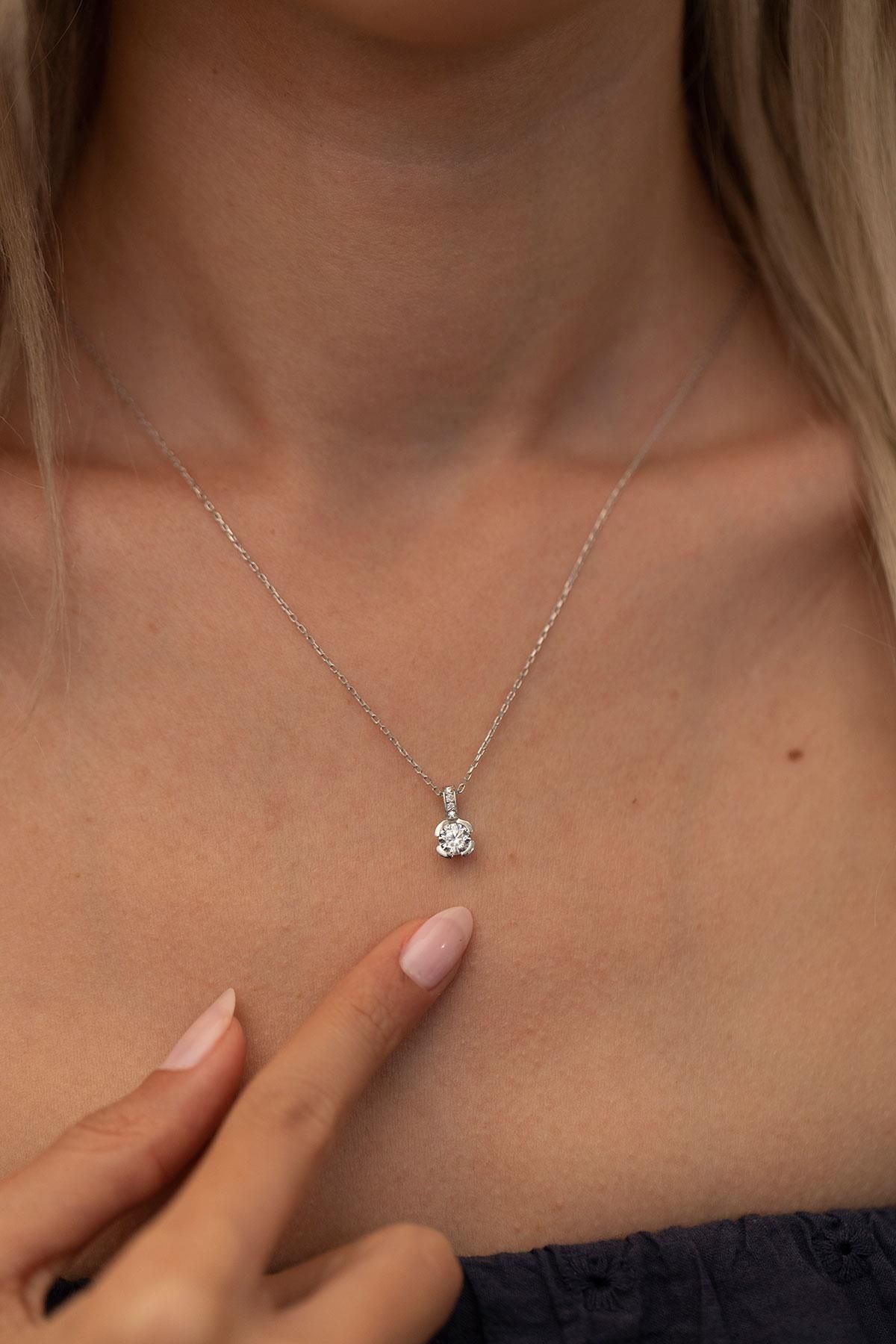 Ninova Silver Tektaş Model Gümüş Zirconia Kolye
