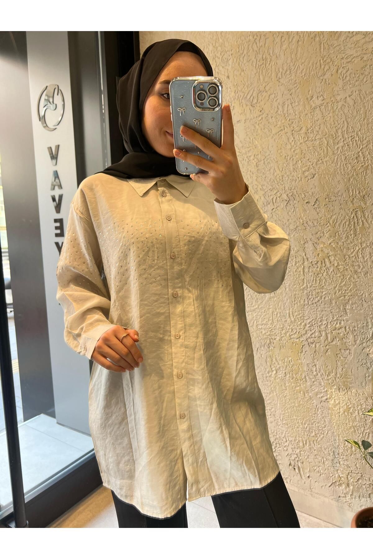 Vaveyla EKRU TAŞ İŞLEMELİ GÖMLEK
