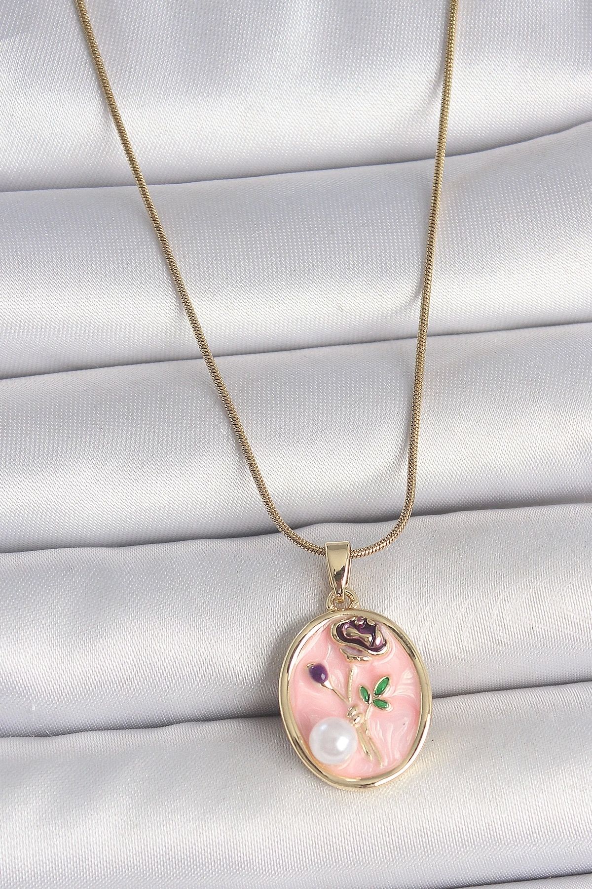 GLIMMERY 316L Çelik Gold Renk Zincir Pembe Çiçek İşlemeli İnci Detay Portre Model Kadın Kolye