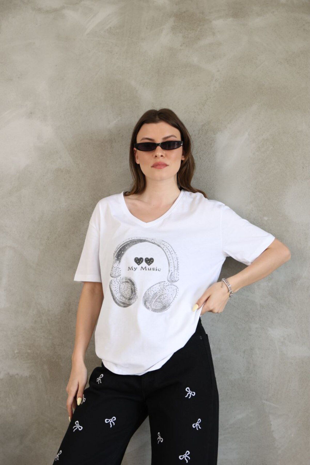 Castivo Fashion My Music Taş Detaylı Kulaklık Baskılı V Yaka Kadın Tişört - Beyaz