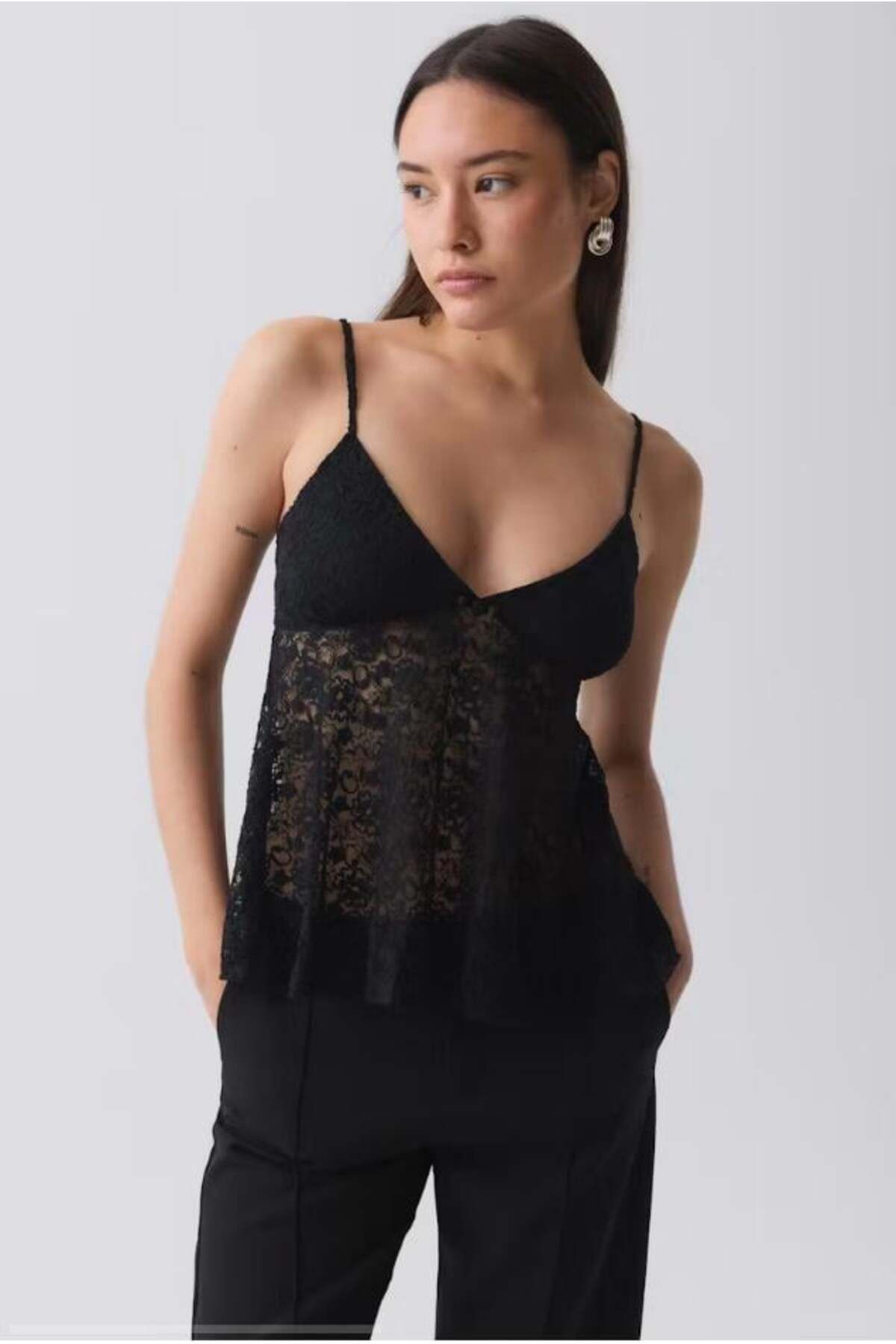 Madmext Siyah Askısı Ayarlanabilir Dantelli Bluz MG2348