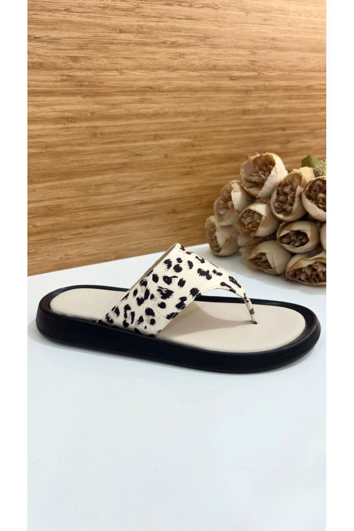 PUNTO 513059 Kadın Leopar Parmak Arası Terlik