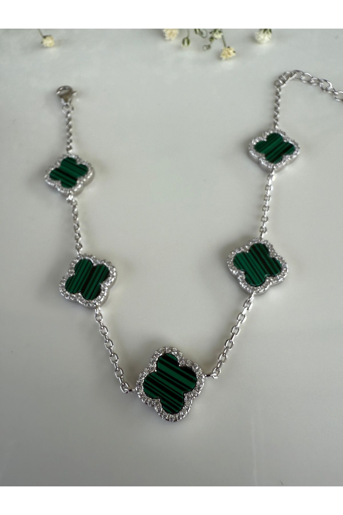 Store Yoncalı yeşil taşlı bileklik