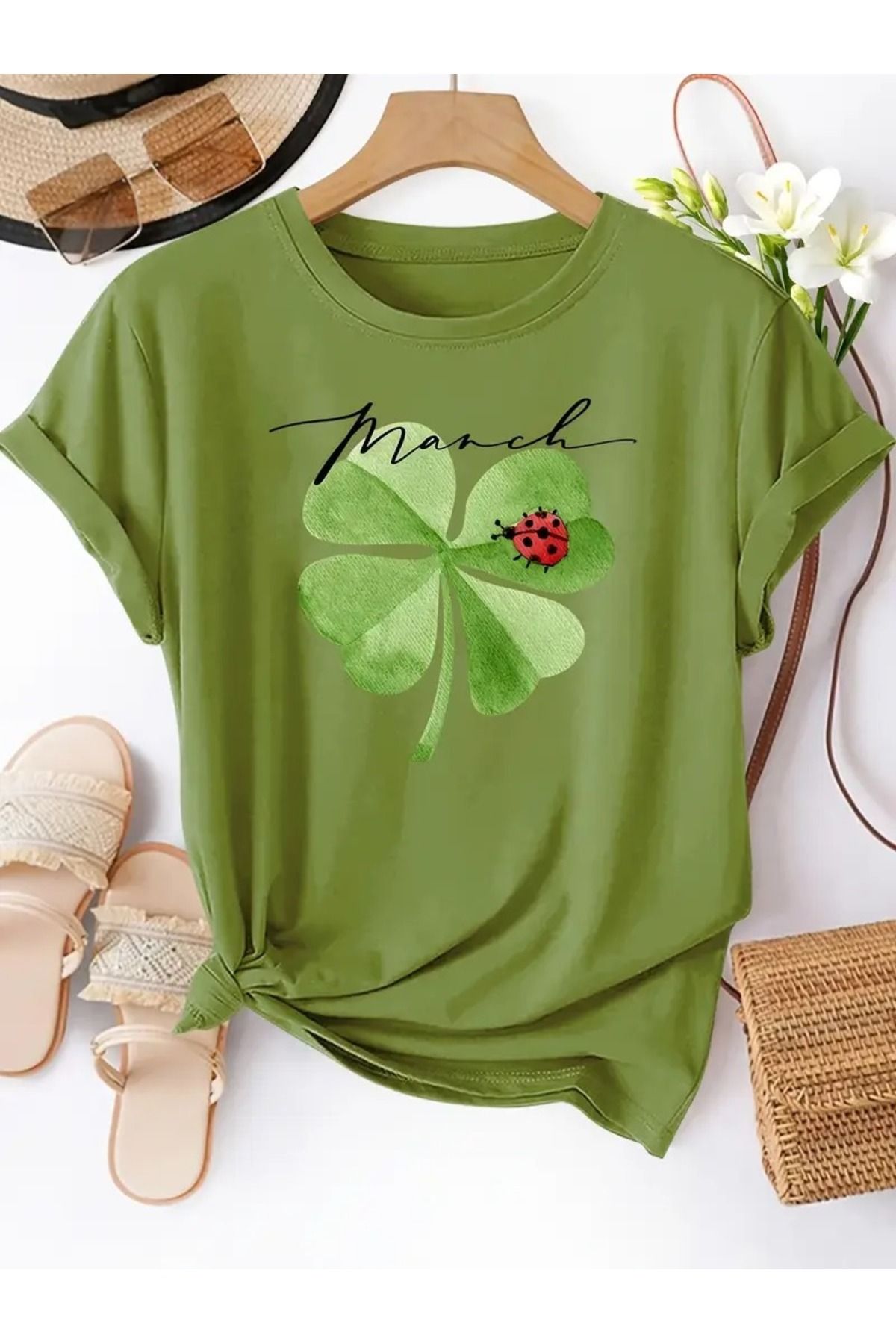 aynewmoda Kadın Dört Yaprak Baskılı Mürettebat Yaka Spor Tişörtü, Moda ve Şık, Klasik Gömlek