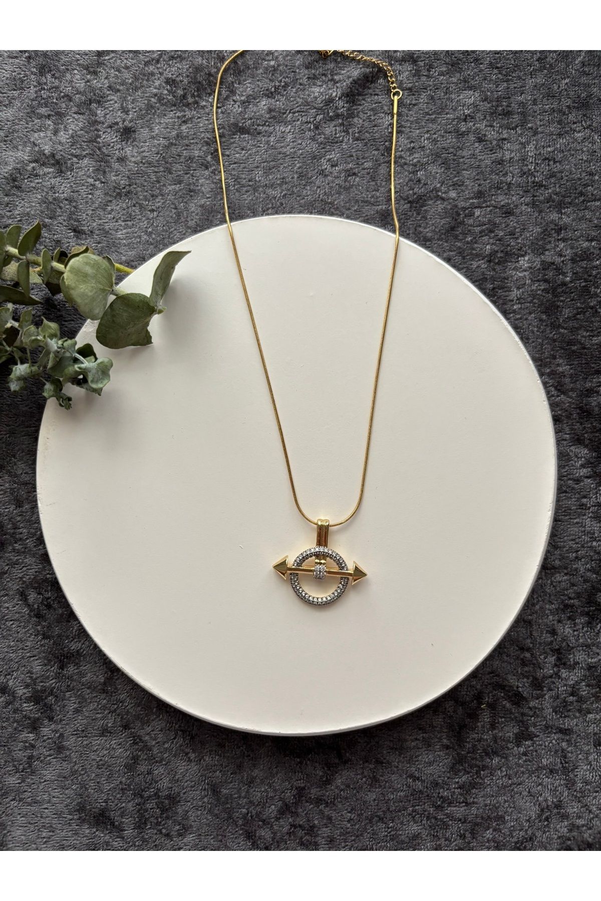 Artiscent Altın Renkli Modern Geometrik Çelik Kolye – Zirkon Taşlı Ok ve Daire Motifli Tasarım