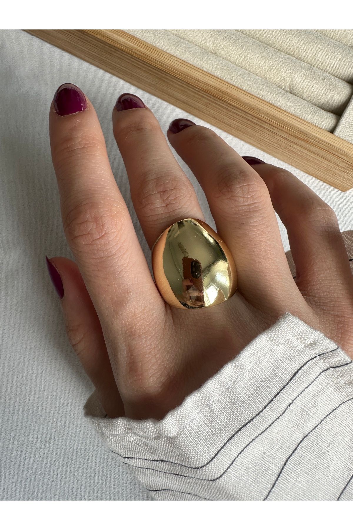 ringbox Gold Büyük Bombeli Oval Yüzük