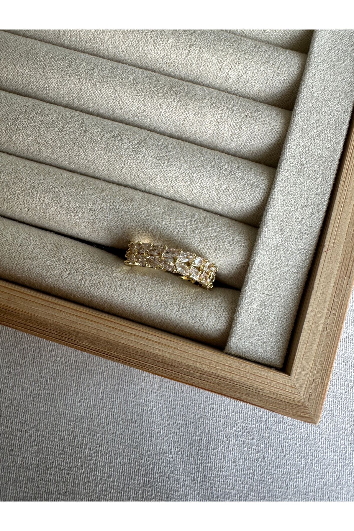 ringbox Gold Balıksırtı Taş Detaylı Yüzük