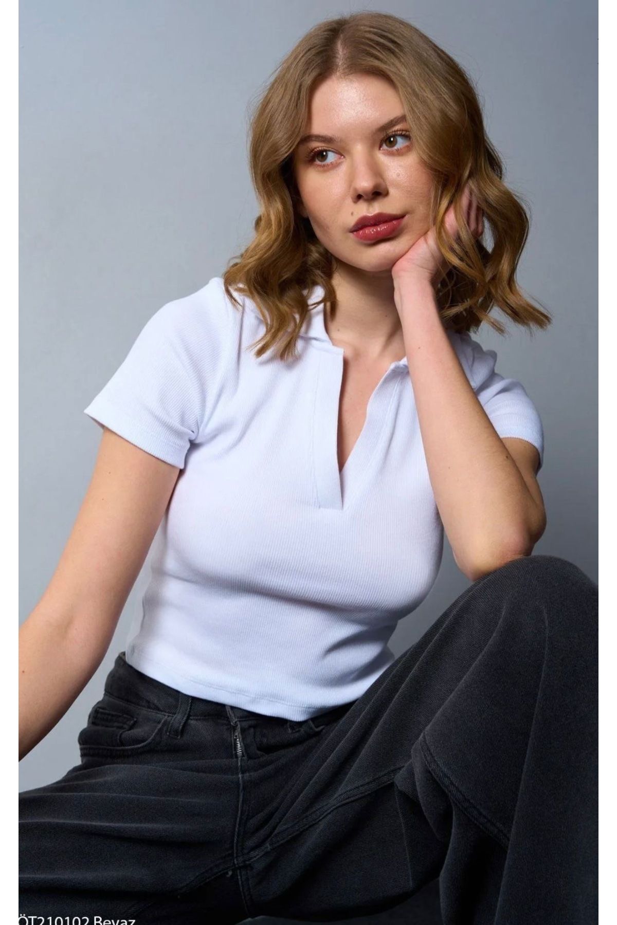 Nişantaşı Kadın V Yaka Polo Yaka T-shirt