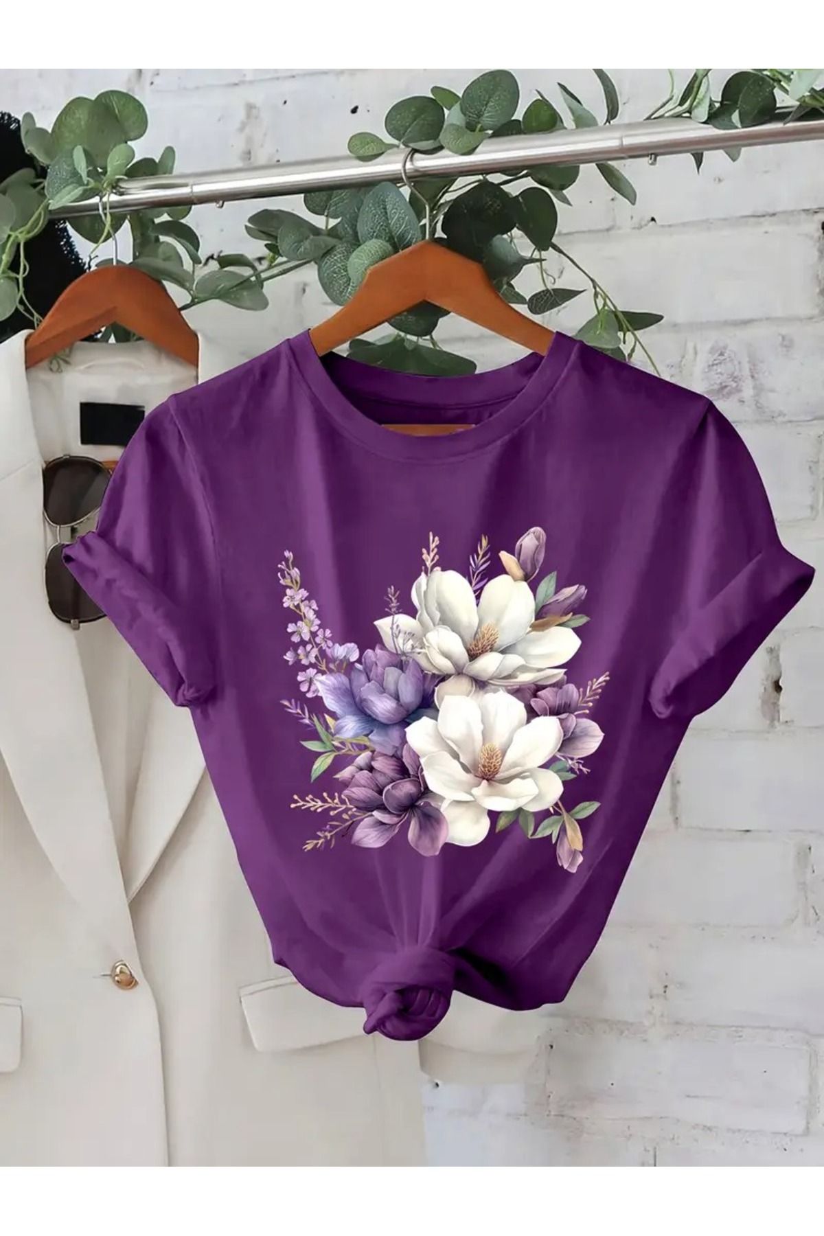 aynewmoda Kadın Günlük Kısa Kollu Tişört - Beyaz ve Pembe Çiçeklerle Mor Çiçek Desenli,