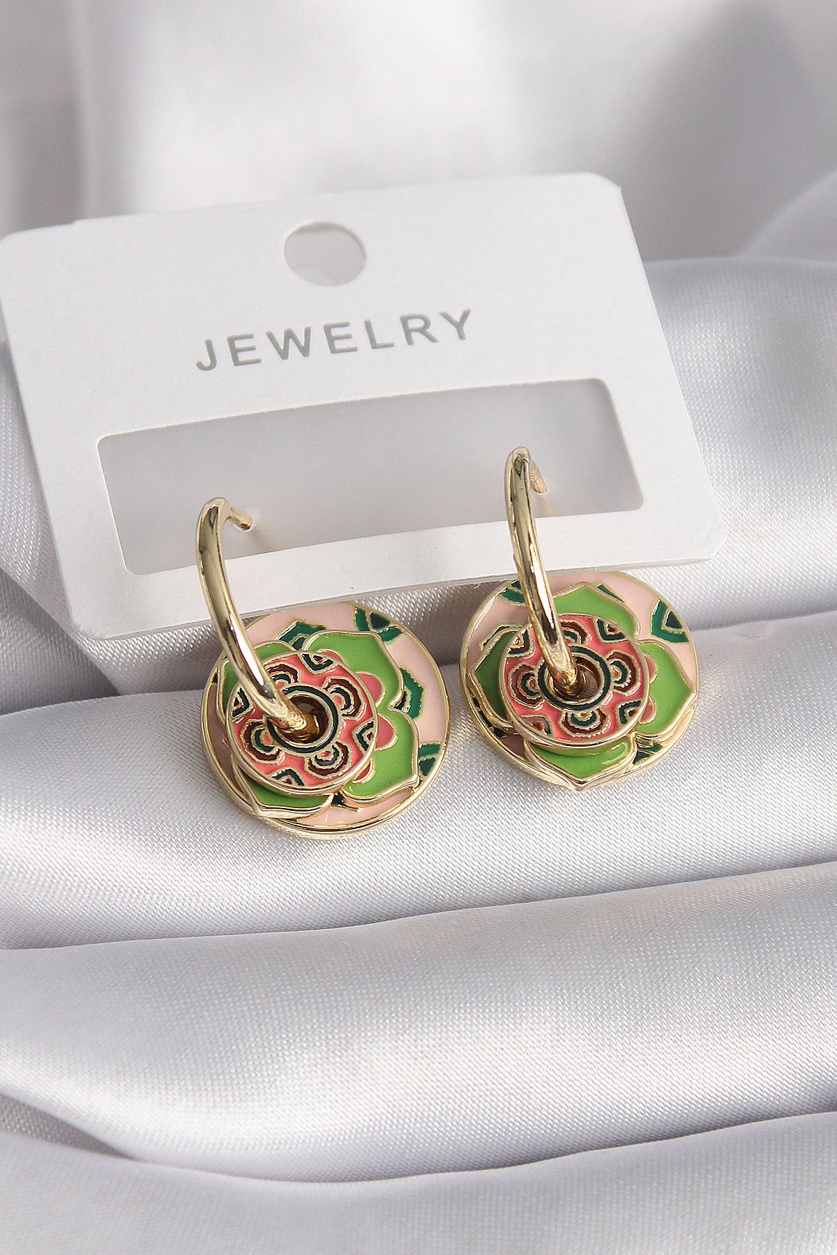 Clariss Pirinç Gold Renk Pembe Yeşil Renkli Motif Model Kadın Küpe