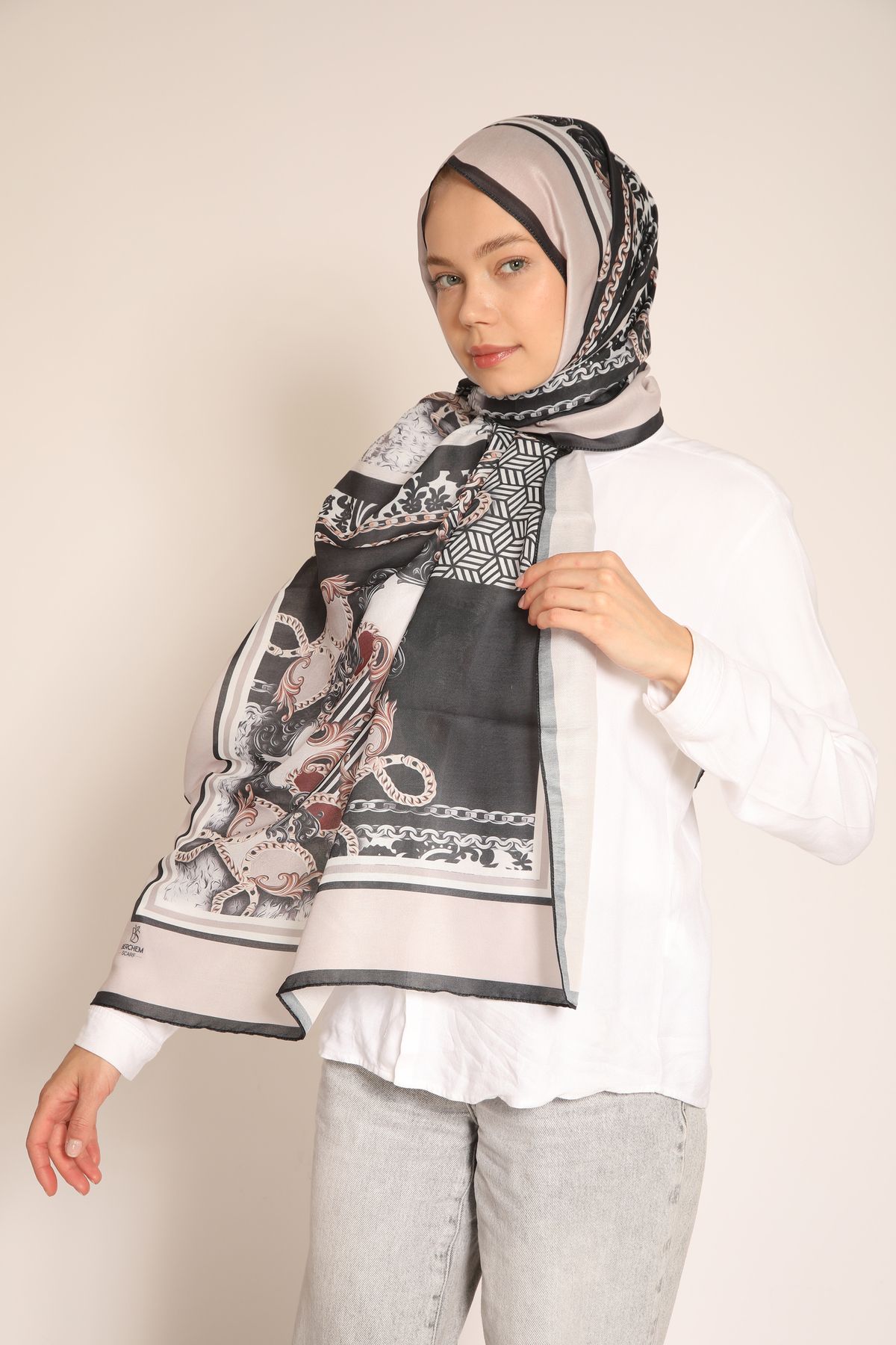 BERCHEM SCARF Zincir ve Barok Desenli Siyah-Bej Şal – Klasik ve Şık Dokunuş