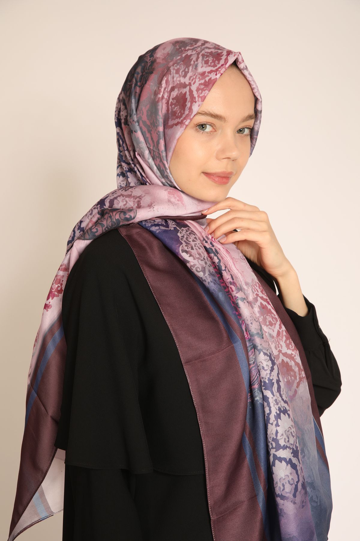 BERCHEM SCARF Mor ve Pembe Tonlarda Sanatsal Desenli Soft Şal – Göz Alıcı ve Zarif