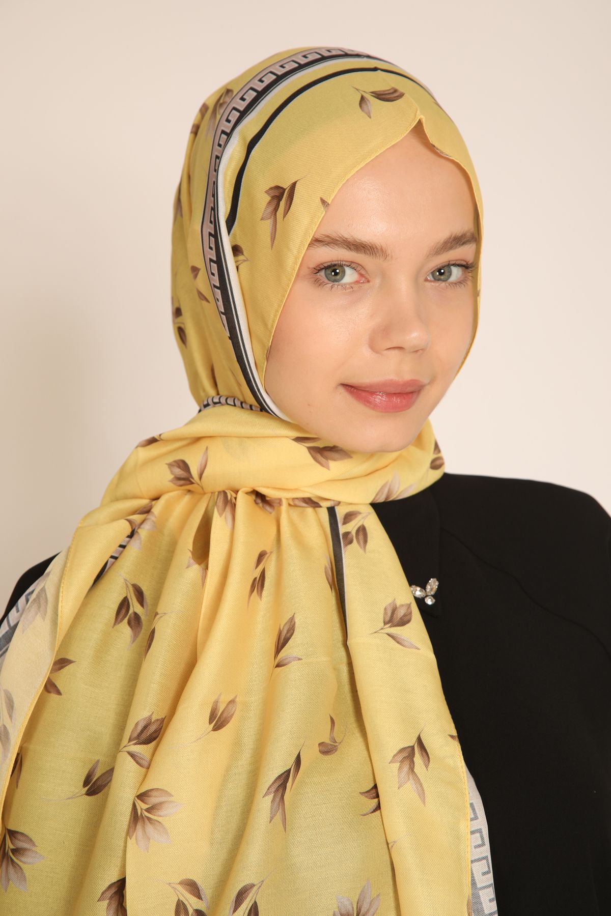 BERCHEM SCARF Sarı Üzerine Yaprak Desenli Şal – Canlı ve Zarif Dokunuş
