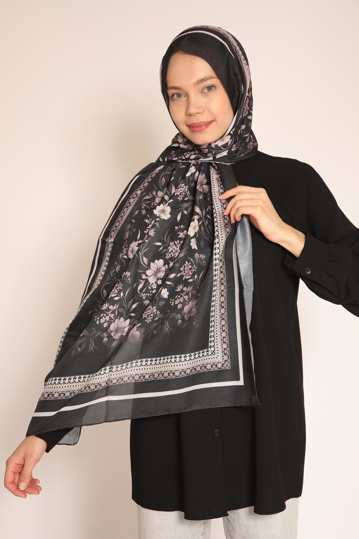 BERCHEM SCARF Siyah Zeminde Pudra Çiçekli Şal – Zarif ve Klasik Stil