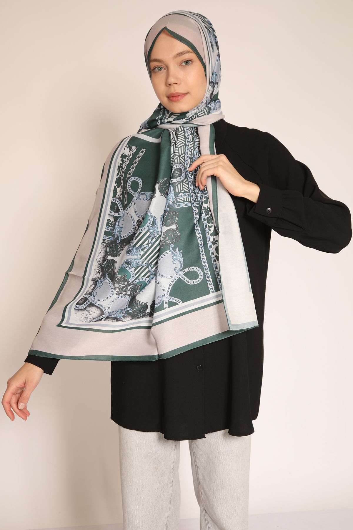 BERCHEM SCARF Zümrüt Yeşili ve Buz Mavisi Geometrik Desenli Soft Şal – Şıklığın Modern Yorumu