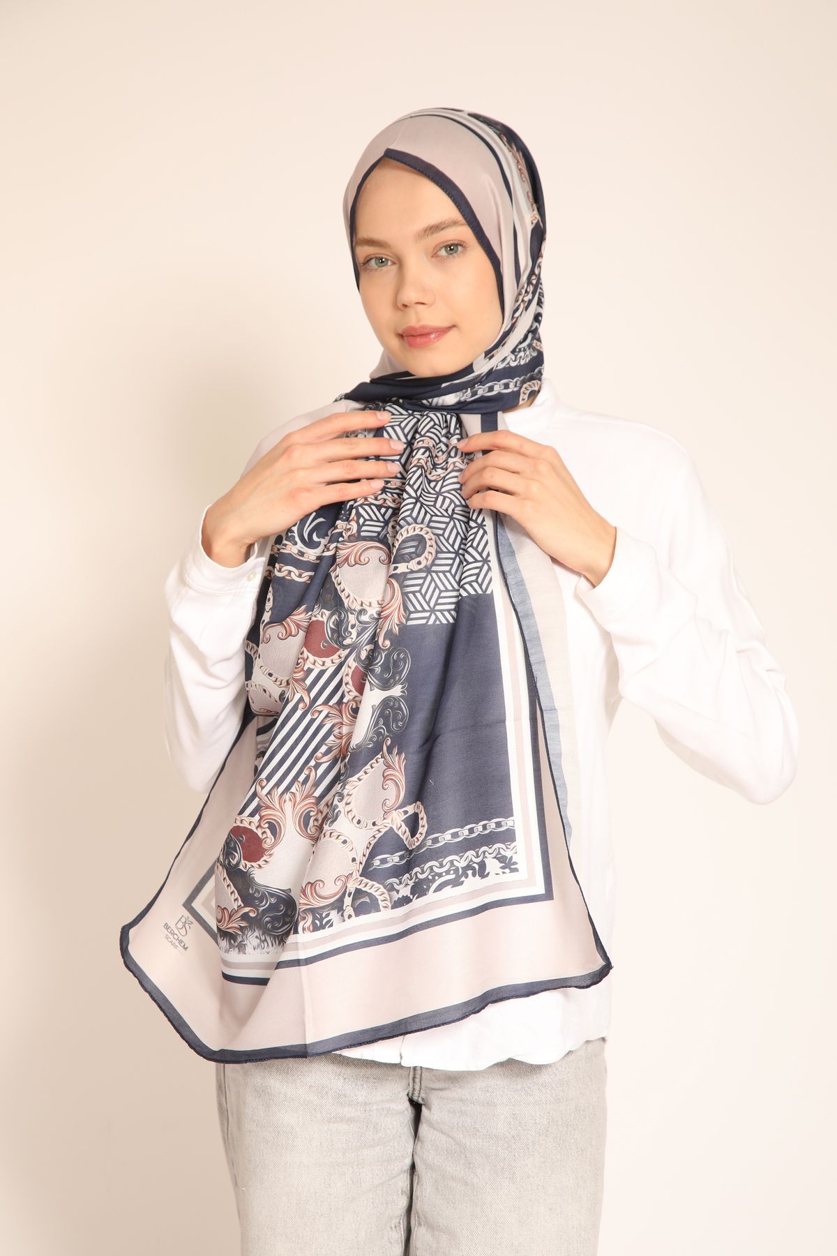 BERCHEM SCARF Lacivert-Bej Barok ve Zincir Desenli Şal – Zarif ve Modern Kombinler İçin
