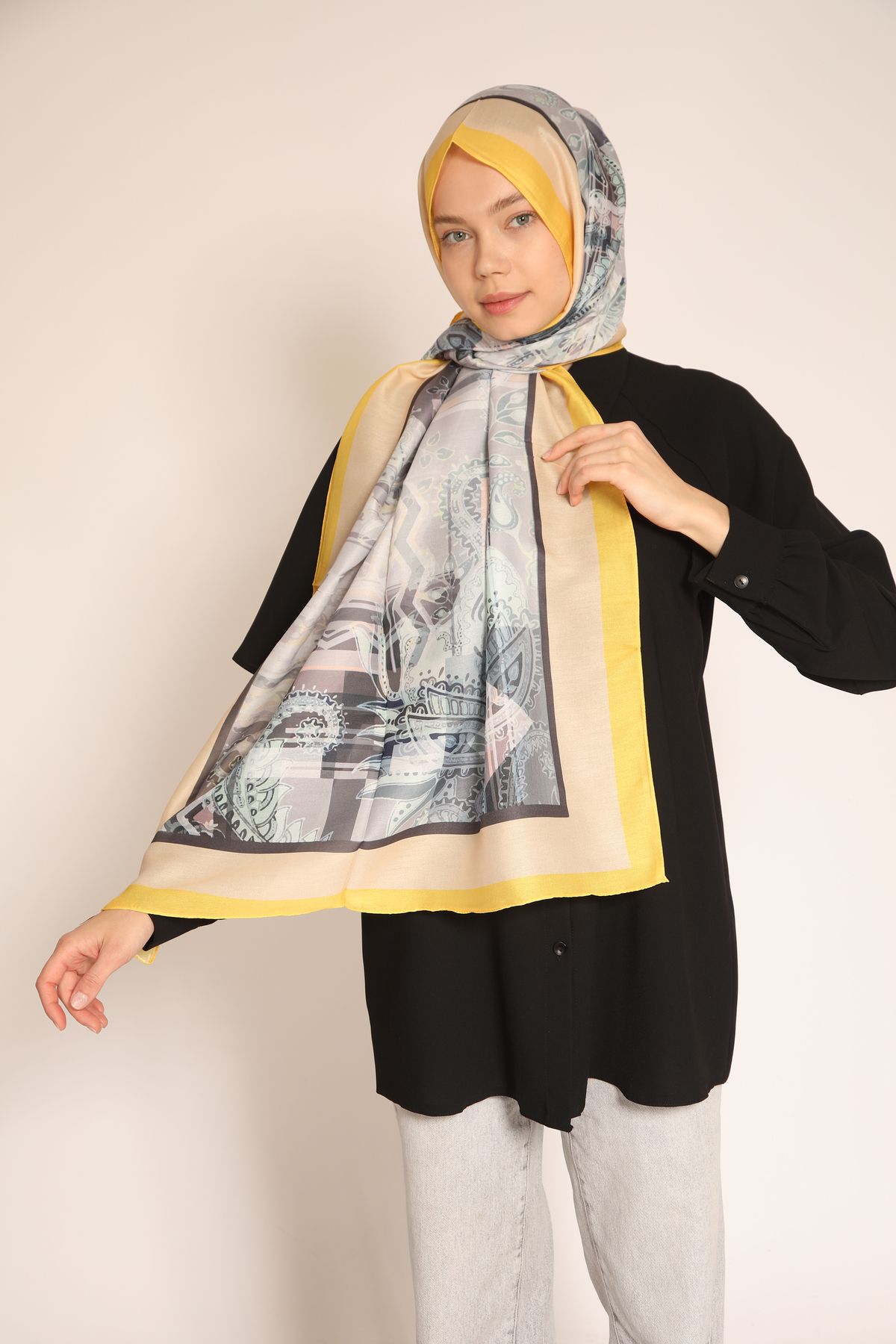 BERCHEM SCARF Sarı Çerçeveli Gri Etnik Desenli Soft Şal – Modern ve Canlı Bir Dokunuş