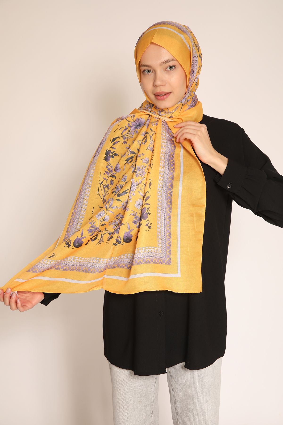 BERCHEM SCARF Sarı Zemin Üzerine Mor Çiçek Desenli Soft Şal – Enerjik ve Zarif Stil