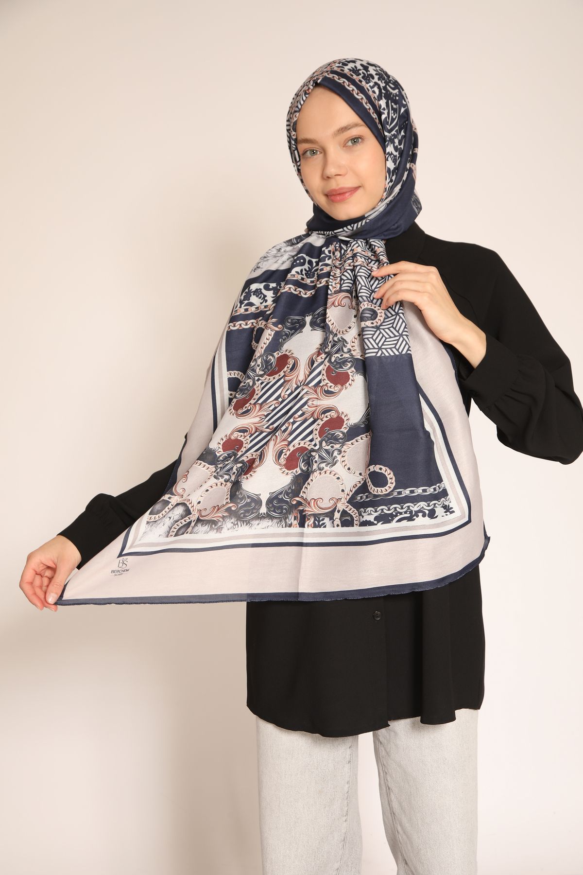 BERCHEM SCARF Lacivert ve Krem Tonlarında Zincir Desenli Soft Şal – Zarafetin Klasik Dokunuşu