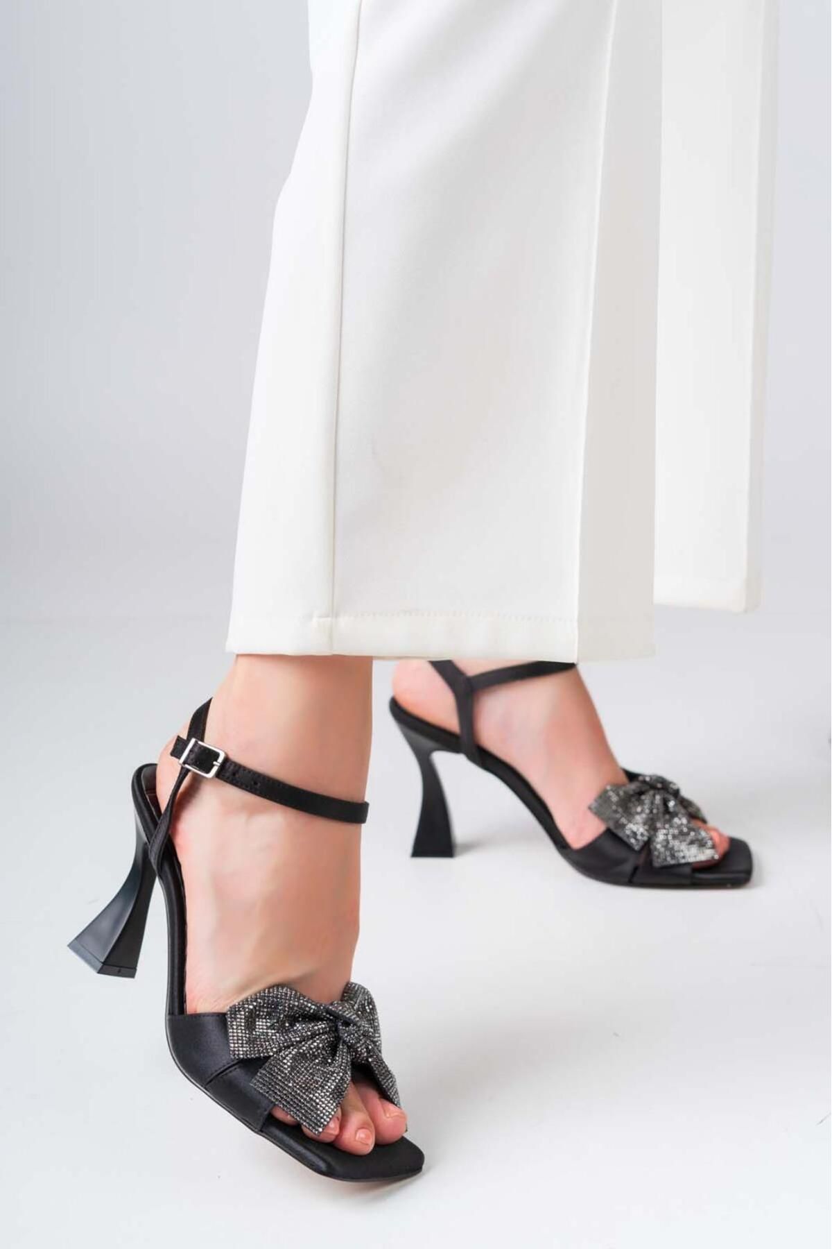 SANE SHOES KADIN SİYAH SATEN FİYONKLU 9 CM TOPUKLU SANDALET
