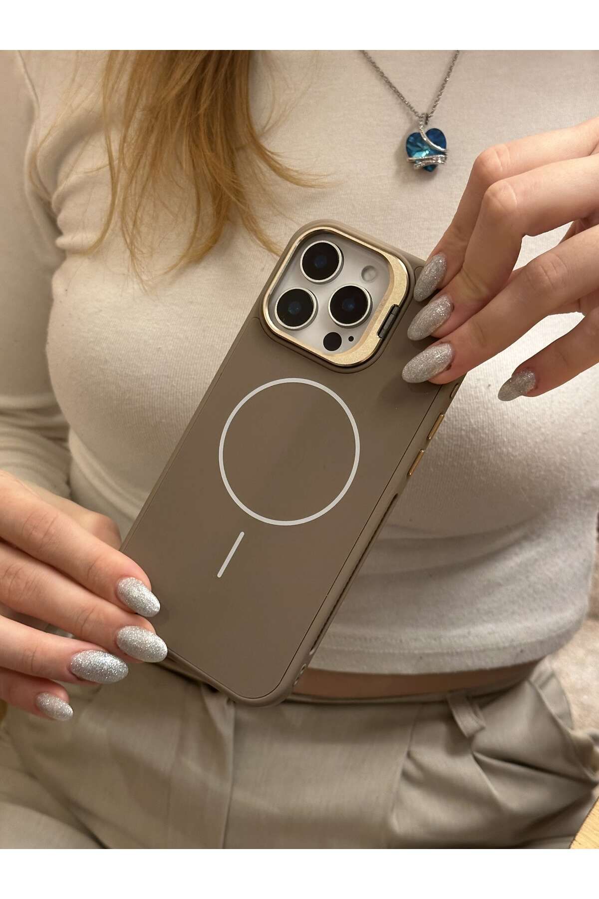 Paladyum Case iPhone 15 Pro Uyumlu İnce MagSafe Çizgili Metal Kamera Çerçeve Standlı Çöl Titanyum Kılıf