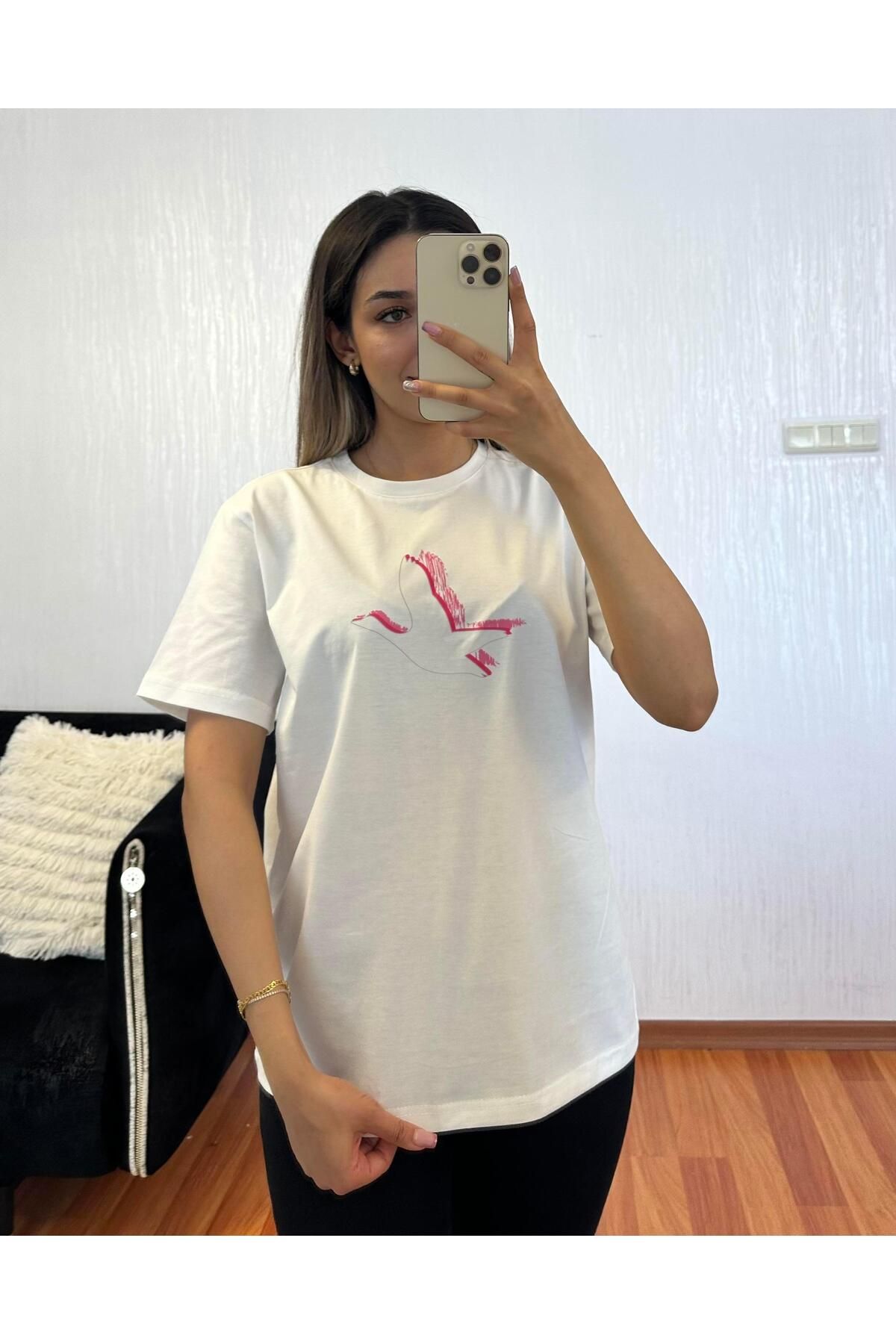 SHINE STYLE Marka Muadil Pembe Kuş Baskı Kırık Beyaz Tişört