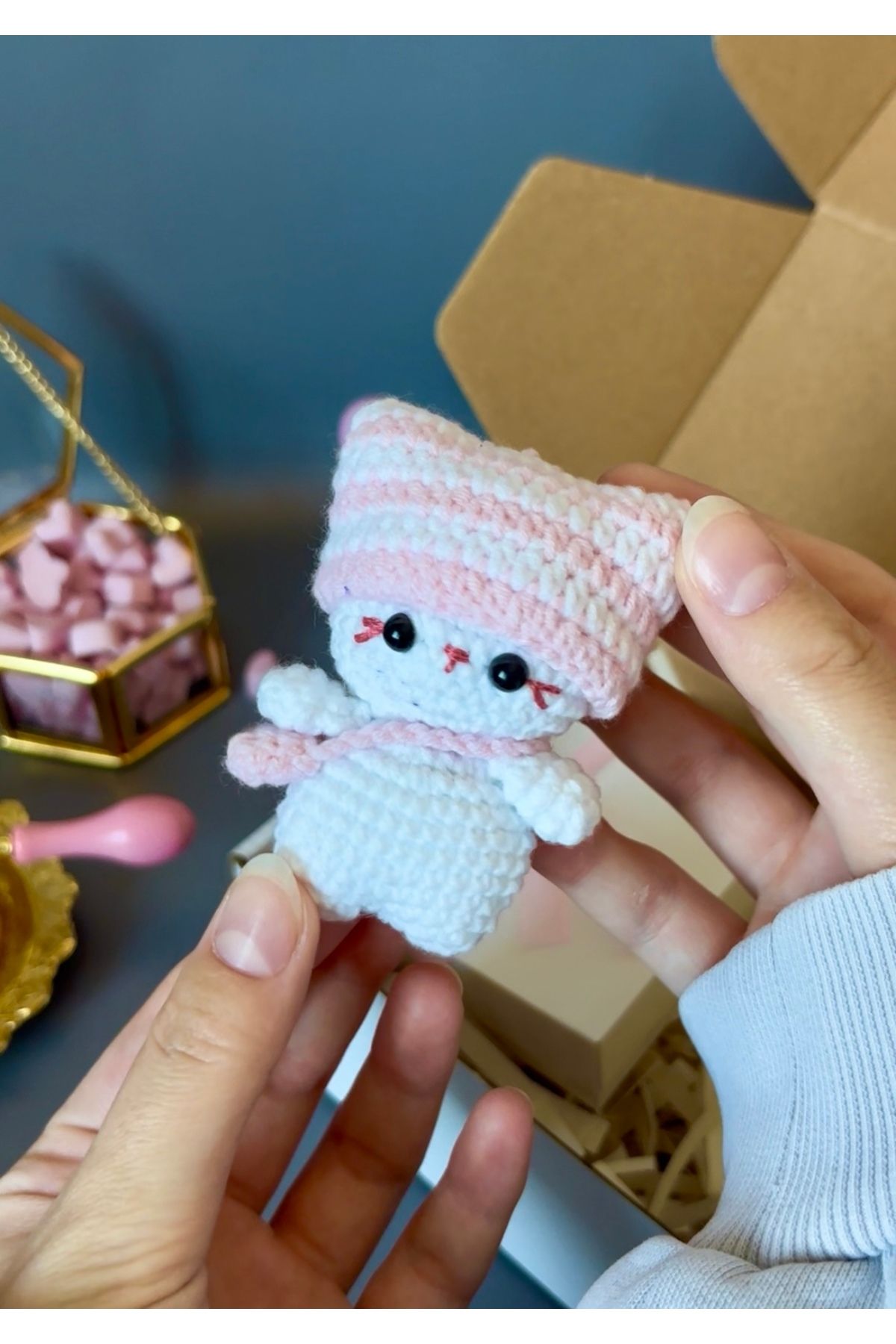 AccSWEN Mini örgü şapkalı kedi anahtarlık şapka ve çantası takıp çıkarılabilir