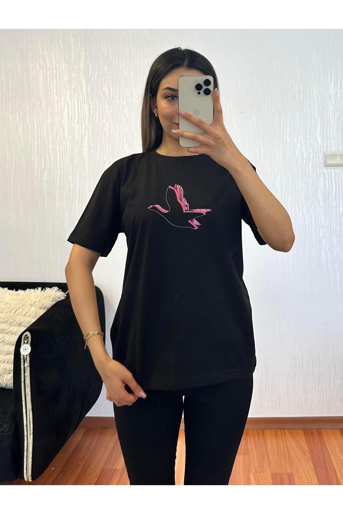 SHINE STYLE Marka Muadil Pembe Kuş Baskı Siyah Tişört