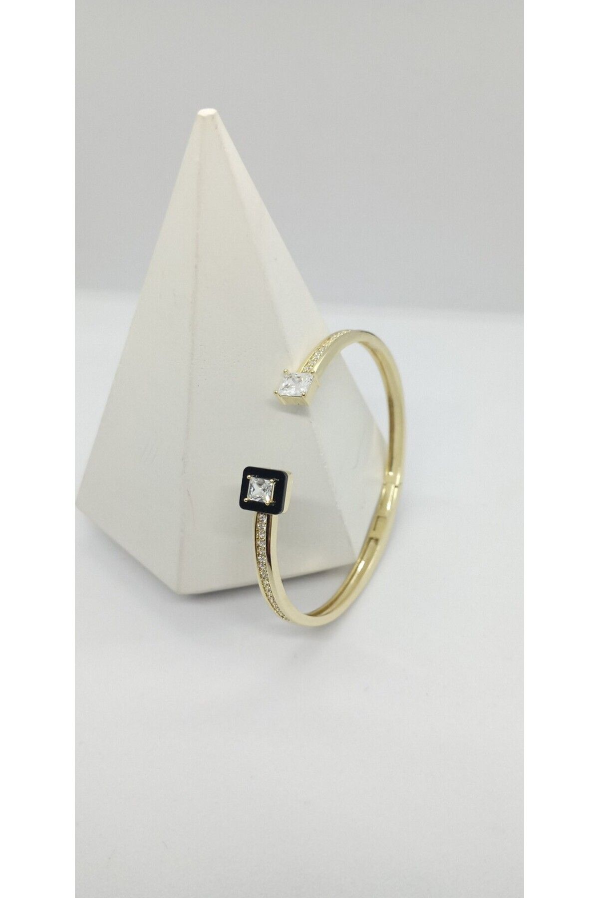 ndjewelry Siyah Mineli Baget Taş Detaylı Kelepçe