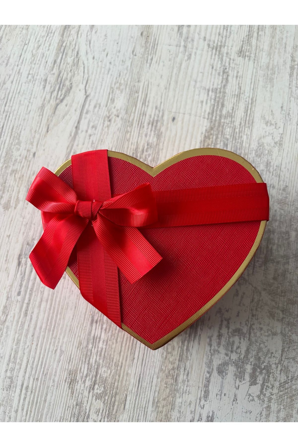 Kişisel Tasarımlar Kalp şeklinde fiyonk detaylı hediye kutusu (Küçük boy = 12.5 cm x 18.5 cm x 5,5 cm)