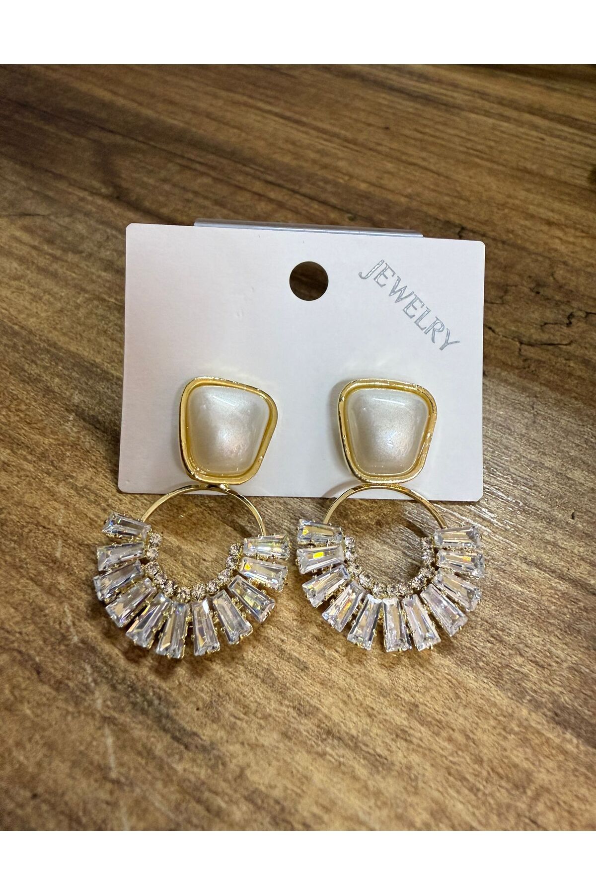 Butik Baguette Taşlı İnci Detaylı Işıltılı Gold Küpe | Özel Günlerinizde Şıklığınıza Işık Katın”