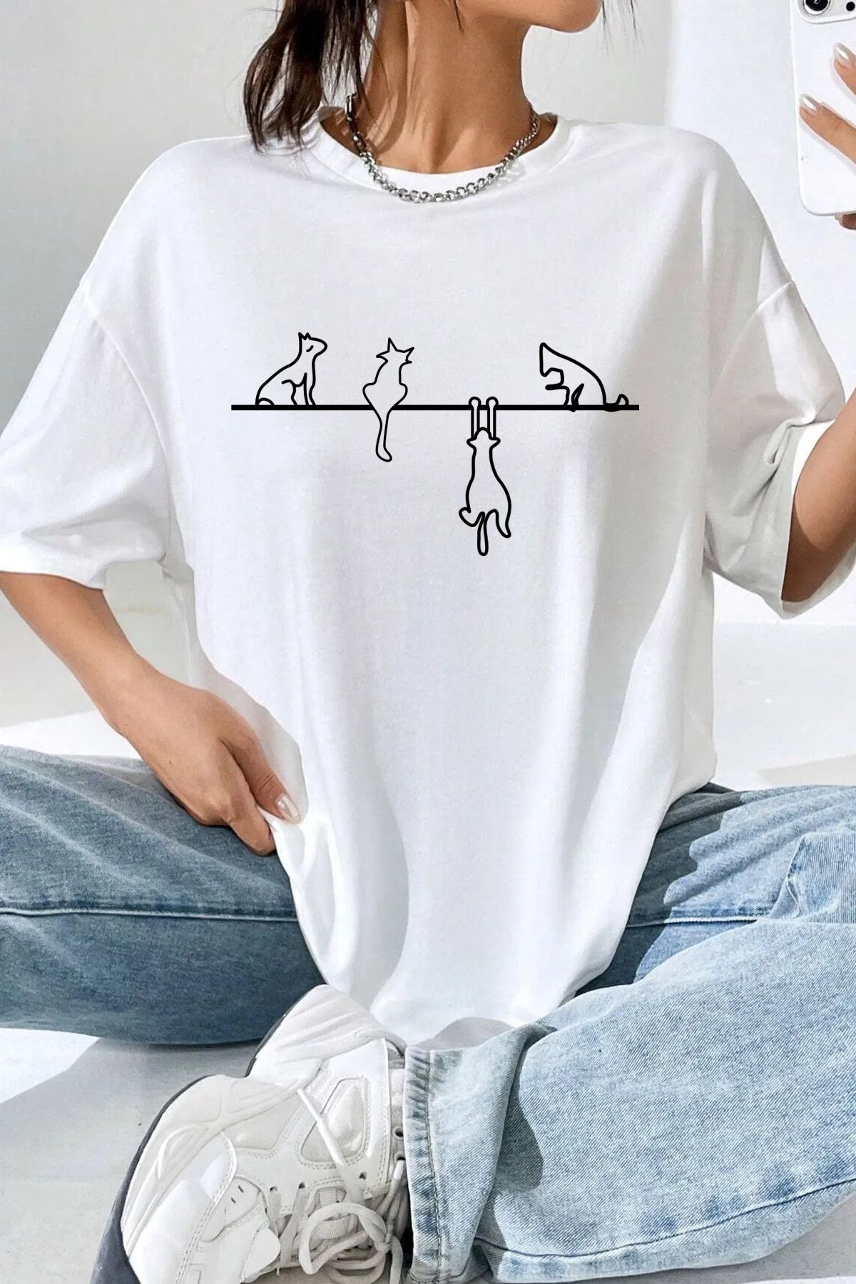 qavnas Unisex İp Üzerinde Kediler Temalı Baskılı Rahat Kesim Beyaz T-Shirt