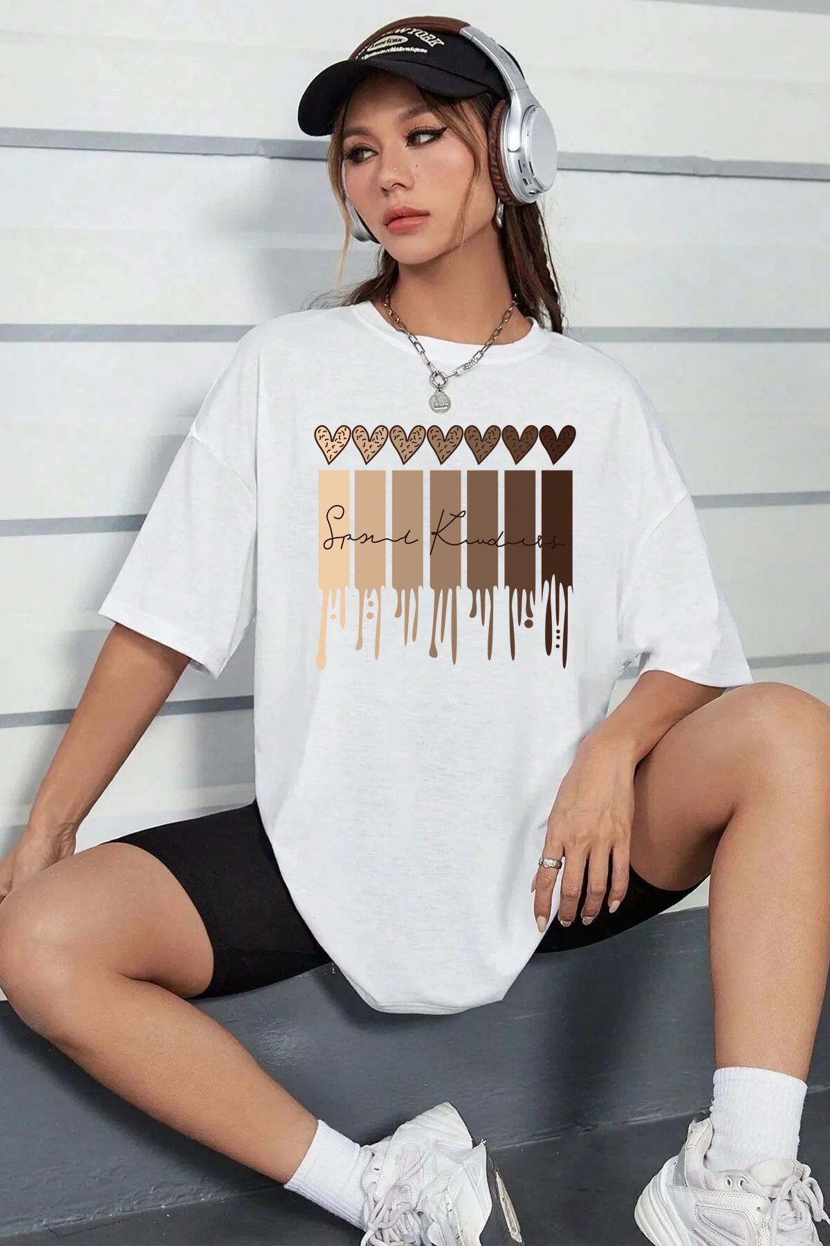 qavnas Unisex Leopar Desenli Kalp Baskılı Rahat Kesim Beyaz T-Shirt