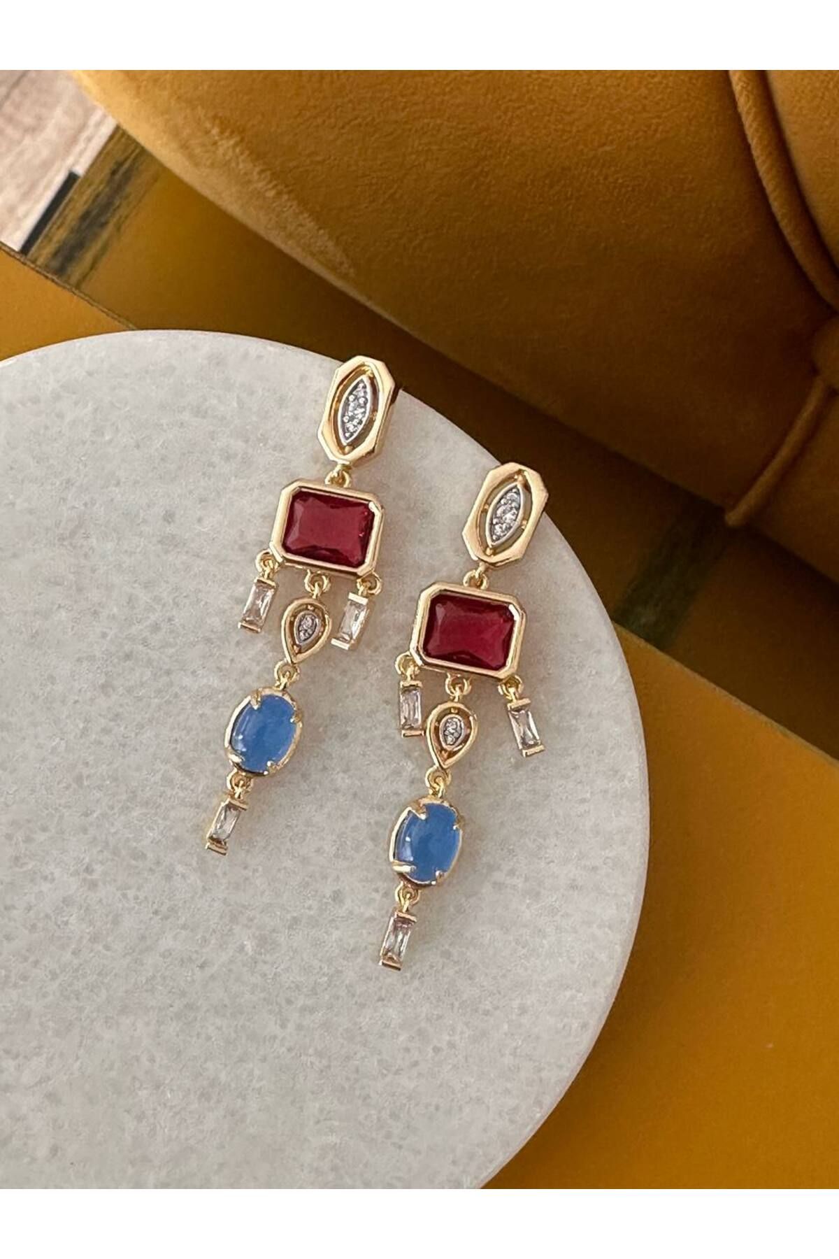 Esmeray Aksesuar Gold Renk Zirkon Beyaz Kımızı ve Mavi Taşlı Rodyum Kaplama Sallantılı Küpe Uzunluk 5 cm.