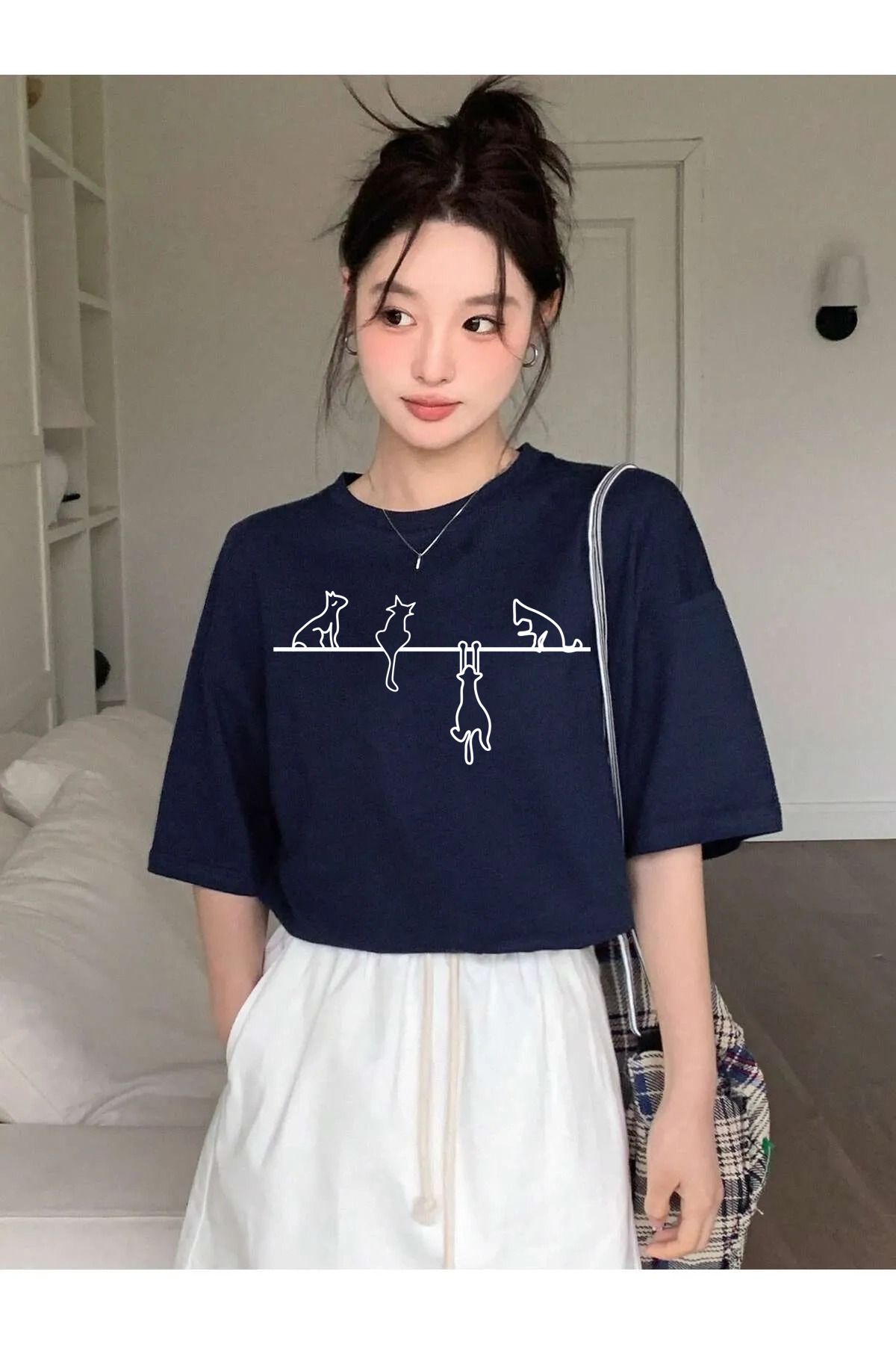 qavnas Unisex İp Üzerinde Kediler Temalı Baskılı Rahat Kesim Lacivert T-Shirt