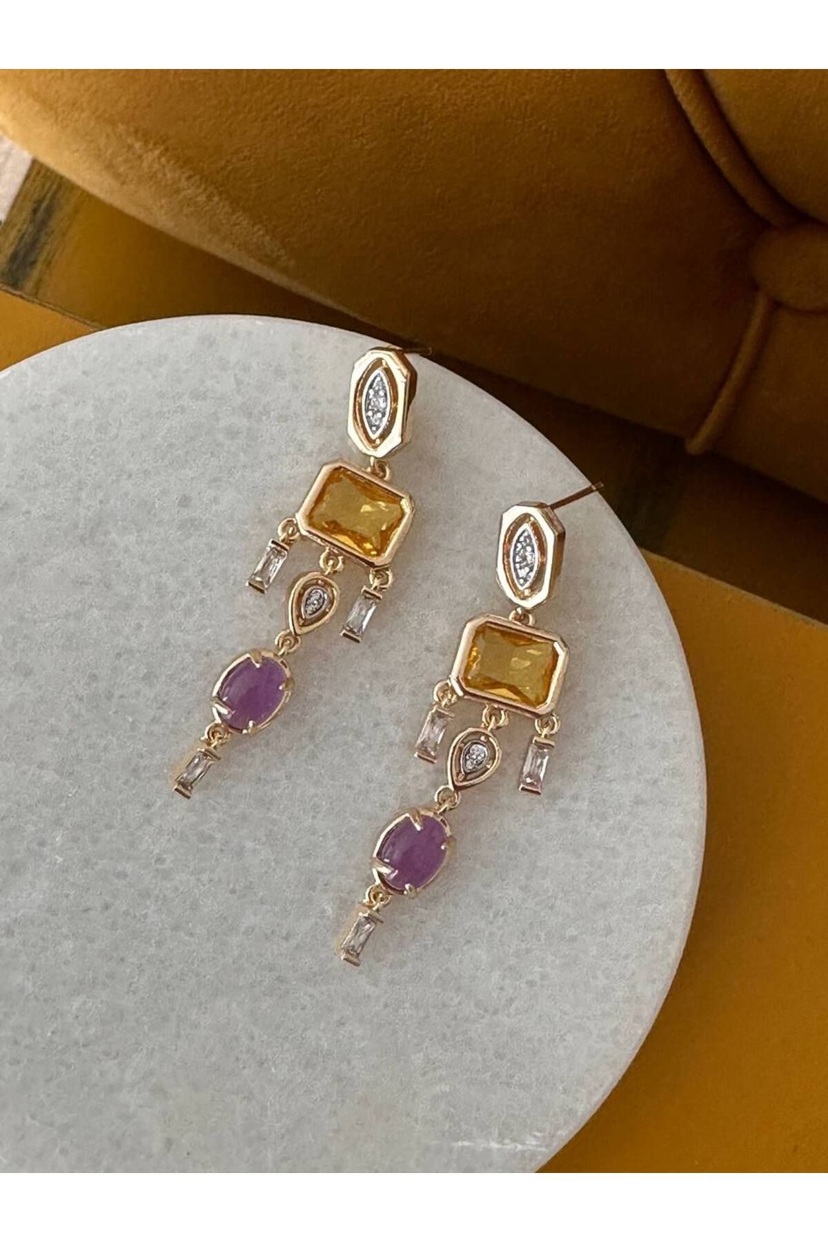 Esmeray Aksesuar Gold Renk Zirkon Beyaz Sarı ve Mor Taşlı Rodyum Kaplama Sallantılı Küpe Uzunluk 5 cm.