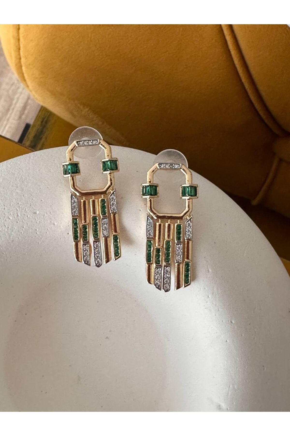 Esmeray Aksesuar Gold Renk Zirkon Beyaz ve Yeşil Taşlı Rodyum Kaplama Özel Tasarım Küpe Genişlik 1,5 cm. Uzunluk 4 cm