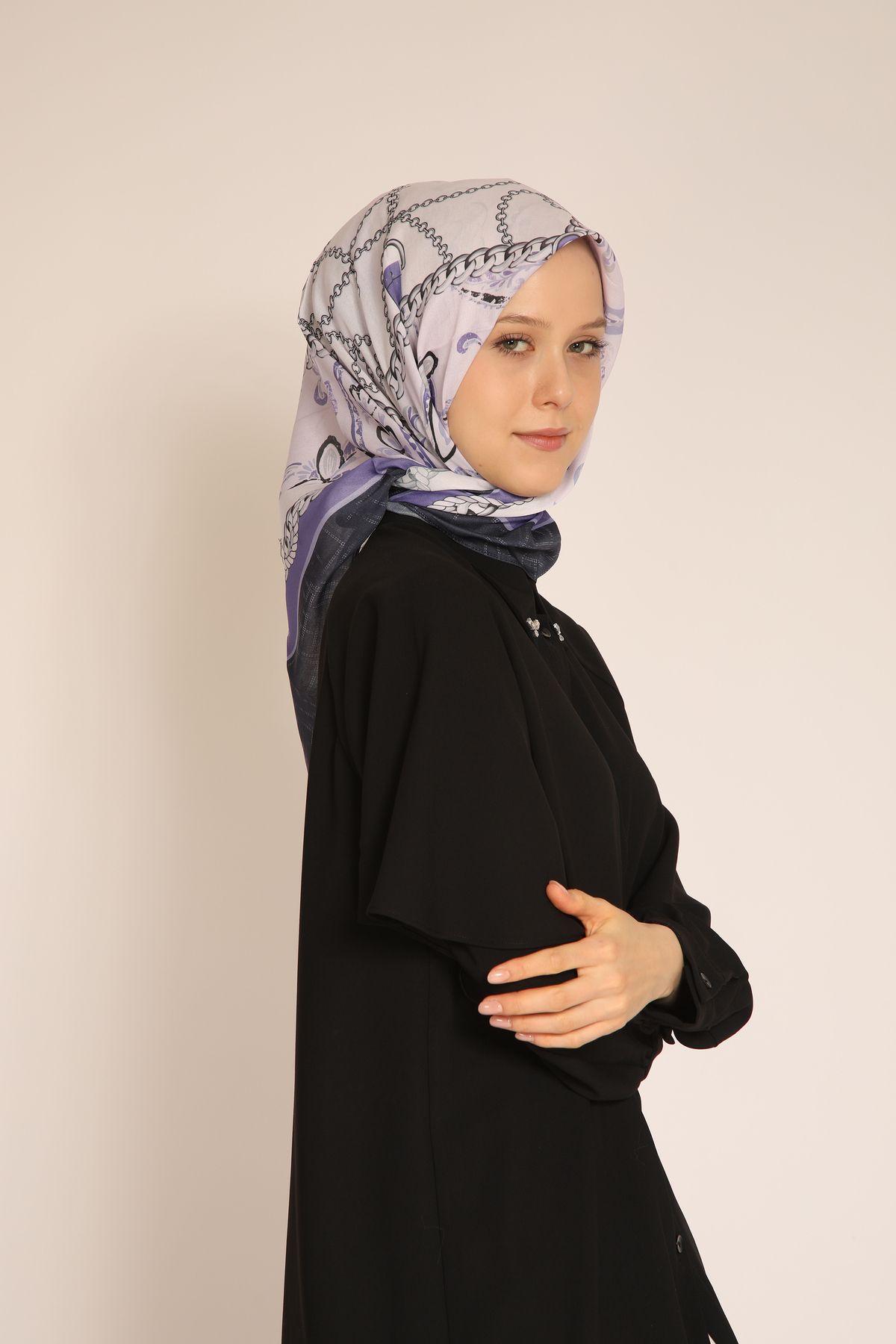 BERCHEM SCARF Zincir ve Çiçek Desenli Lila Soft Polyester Eşarp – Şıklığın İnce Detaylarıyla