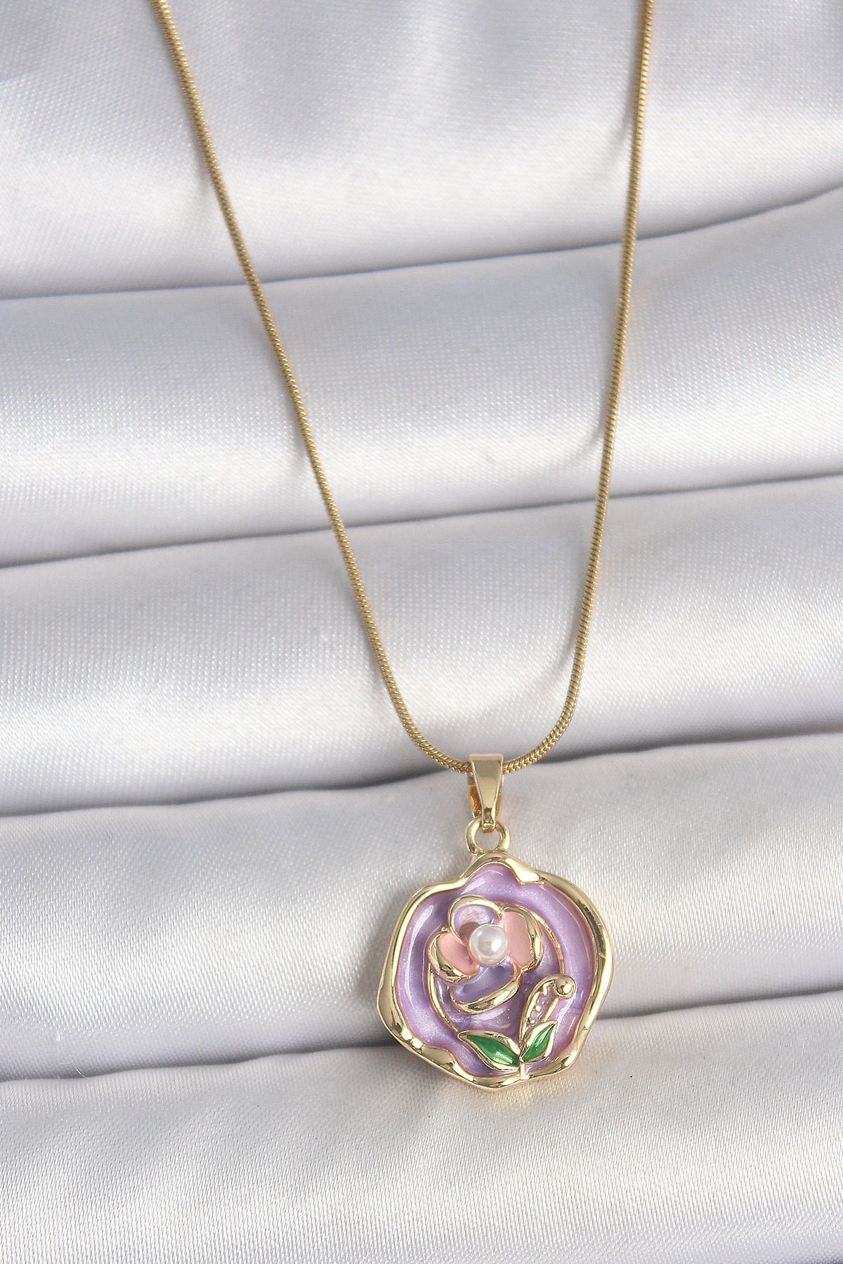 MELFSHOP 316L Çelik Gold Renk Zincir Mor Renkli Çiçek İşlemeli İnci Detay Portre Model Kadın Kolye
