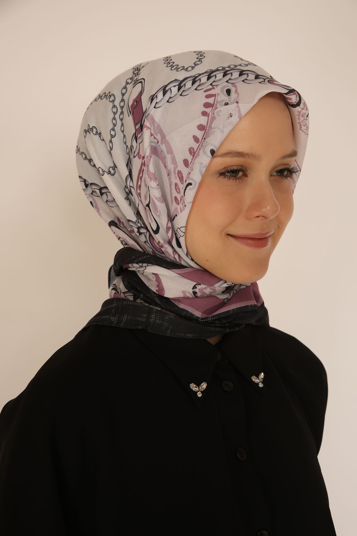 BERCHEM SCARF Zincir Desenli Lila-Gri Soft Eşarp – Modern ve Zarif Tasarım