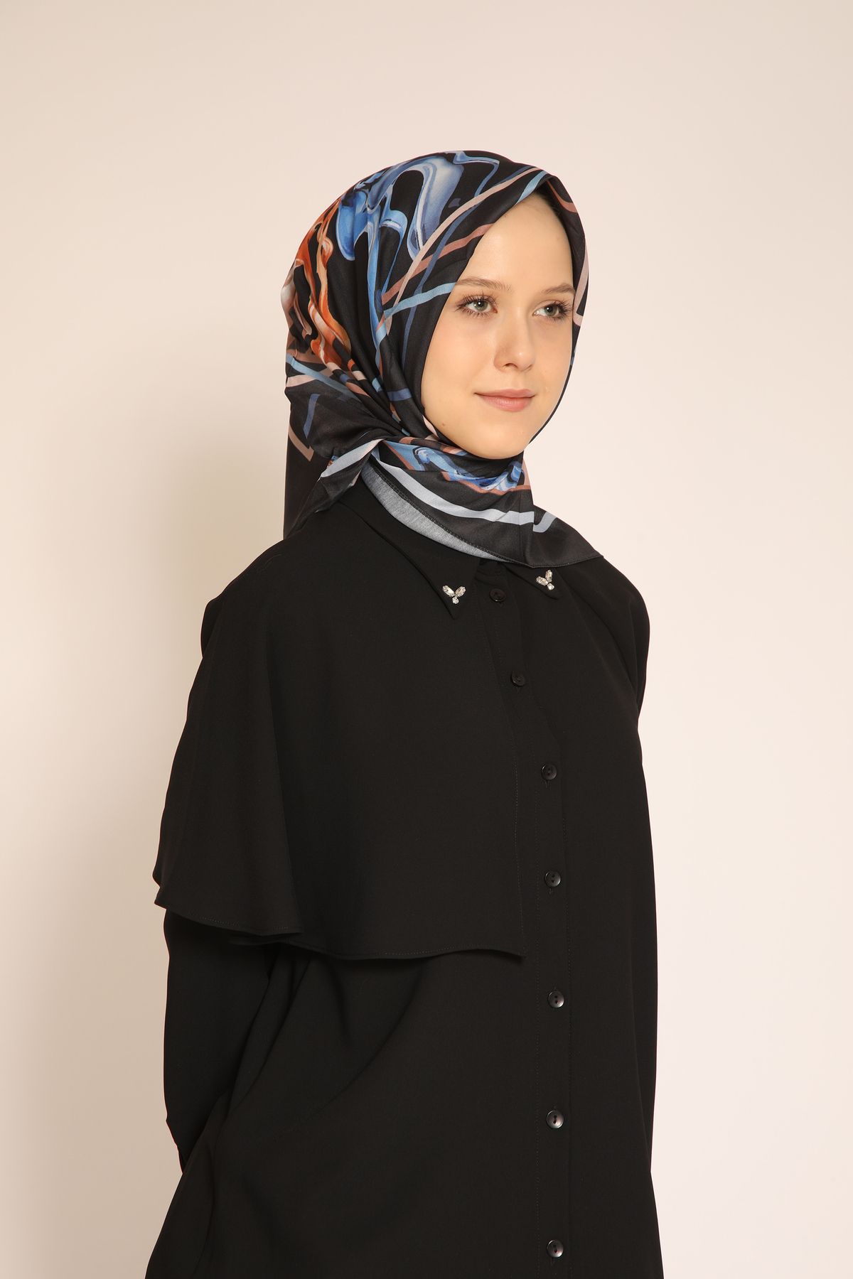BERCHEM SCARF Geometrik ve Akışkan Desenli Siyah Eşarp Modern Dokunuşlu Renkli Desenli Eşarp