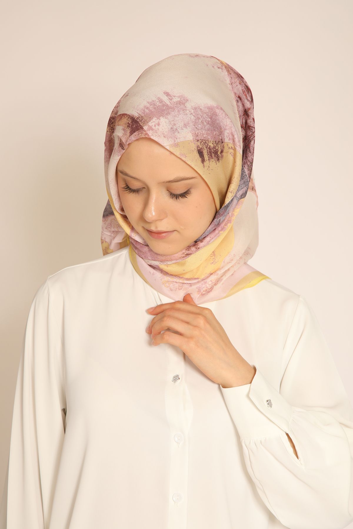 BERCHEM SCARF Soft Sarı-Pembe Desenli Sanatsal Eşarp – Pastel ve Şık Tasarım