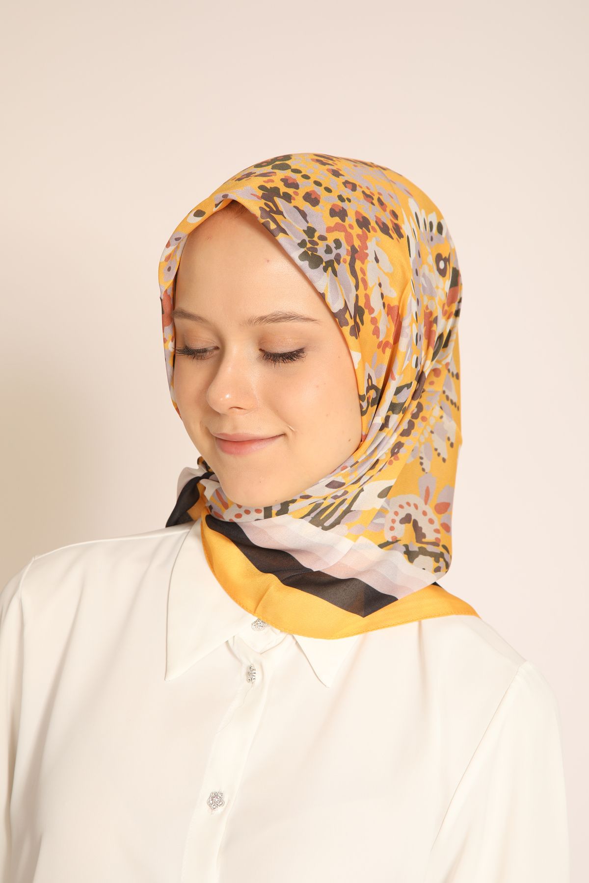 BERCHEM SCARF Sarı Çiçek Desenli Eşarp – Canlı ve Enerjik Tasarım