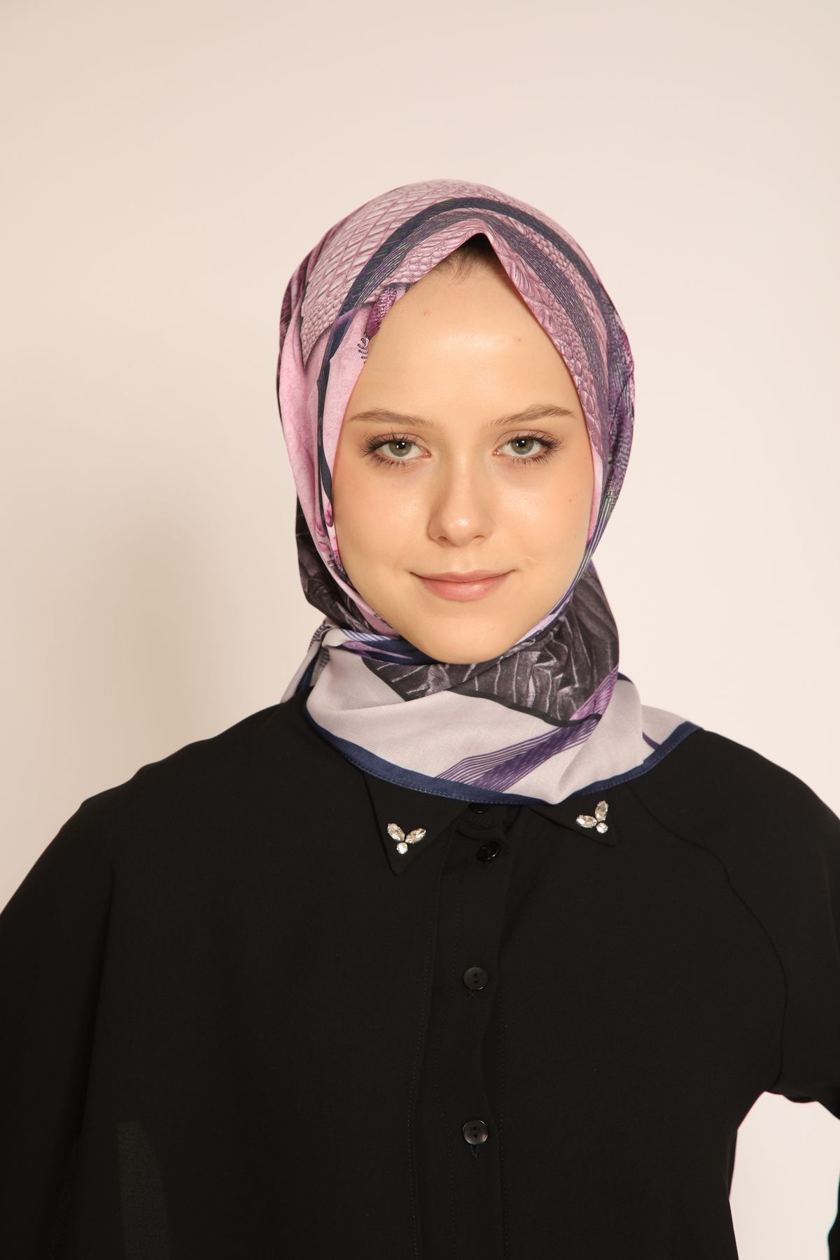 BERCHEM SCARF Cesur Desenlerin Zarif Yansıması: Mor ve Pembe Tonlarda Patchwork Eşarp