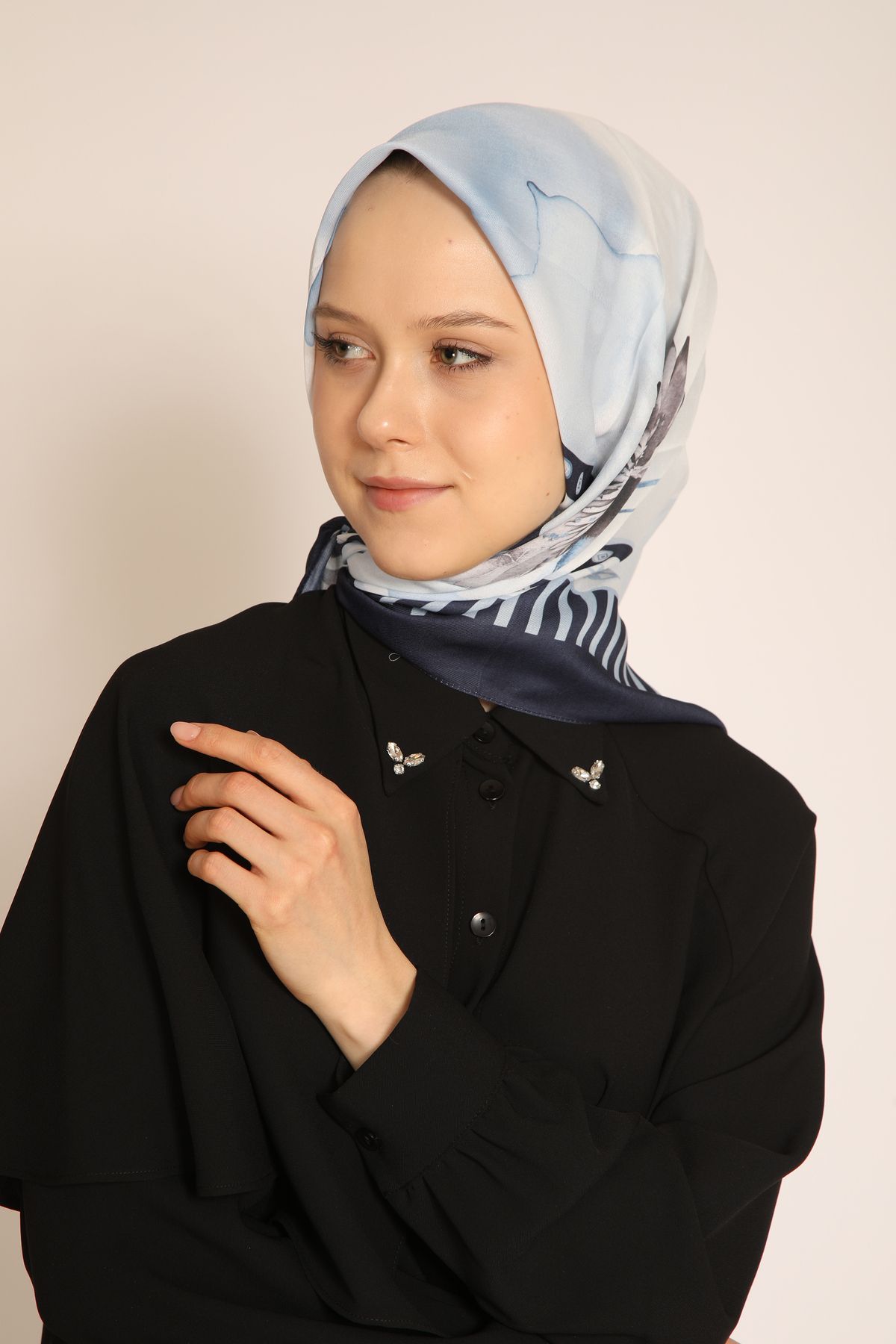 BERCHEM SCARF Zarafetin Yeni Yüzü: Mavi Çiçek Desenli Eşarp Modern ve Klasik Arasında: Mavi Beyaz Geçişli Eşarp