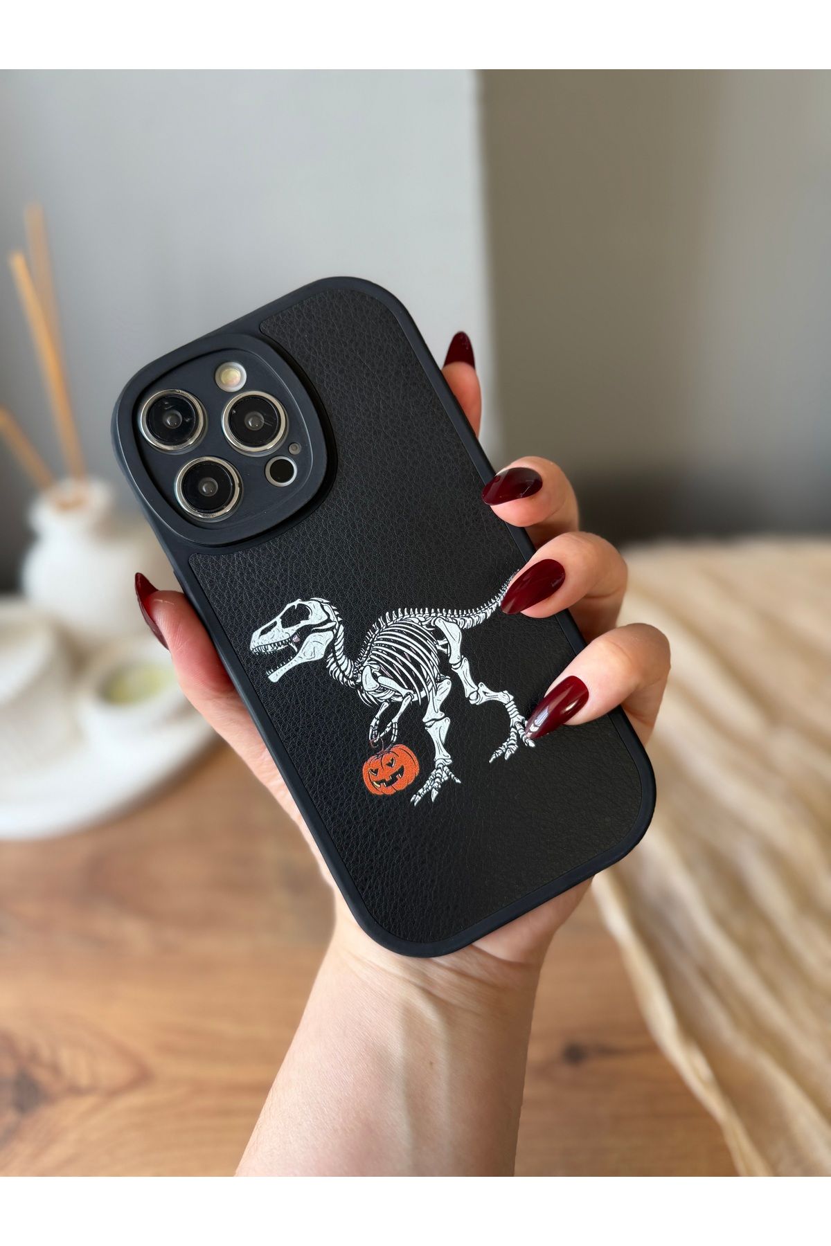 MirazTasarim IPHONE 14 PRO MAX SİYAH DİNAZOR DESENLİ DERİ GÖRÜNÜMLÜ KILIF